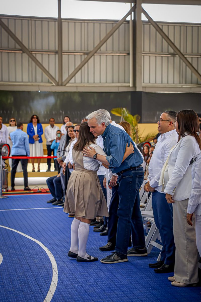 EducacionRDo's tweet photo. Al hablar en nombre de la comunidad estudiantil, Carmela Núñez, de quinto grado del nivel Secundario, precisó que con esta inauguración del #TechadodeCancha del Politécnico Femenino Mercedes Morel en La Vega, se impulsarán talentos y se crearán nuevas oportunidades para crecer. 

"Un espacio donde el deporte será protagonista, donde nuestras estudiantes podrán desarrollar disciplina, trabajo en equipo, perseverancia y pasión por alcanzar sus metas", dijo la alumna.