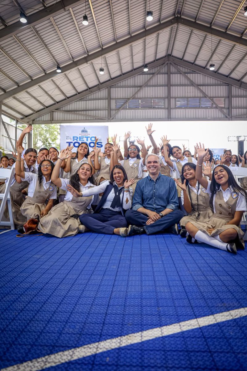 EducacionRDo's tweet photo. Al hablar en nombre de la comunidad estudiantil, Carmela Núñez, de quinto grado del nivel Secundario, precisó que con esta inauguración del #TechadodeCancha del Politécnico Femenino Mercedes Morel en La Vega, se impulsarán talentos y se crearán nuevas oportunidades para crecer. 

"Un espacio donde el deporte será protagonista, donde nuestras estudiantes podrán desarrollar disciplina, trabajo en equipo, perseverancia y pasión por alcanzar sus metas", dijo la alumna.