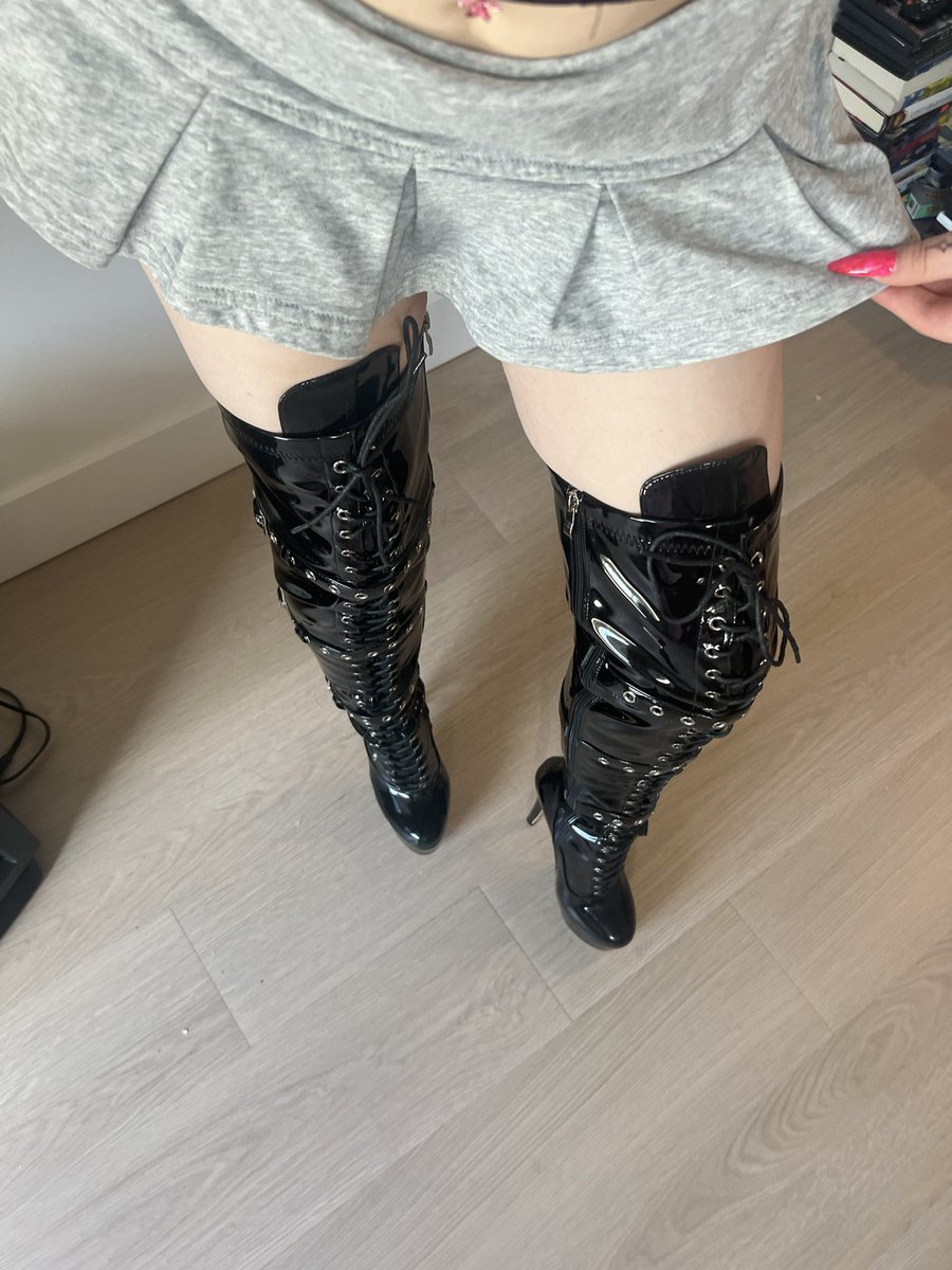cashforchloe's tweet photo. on my way to walk all over you 🖤 https://t.co/SDH9n9BSyc