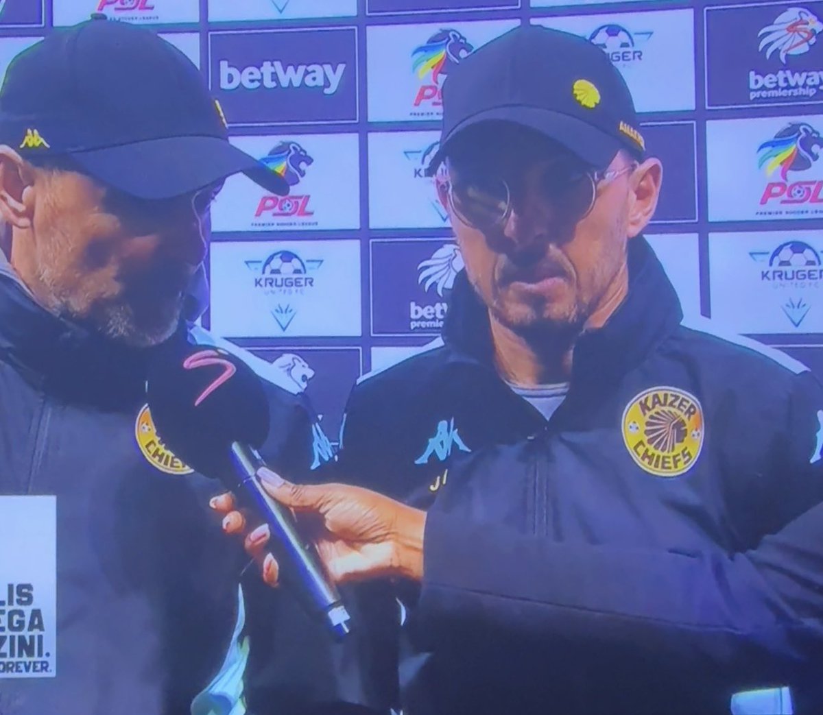 GlamPhasha's tweet photo. Kaizer Chiefs coach and his future replacement 🙈 https://t.co/gjtJ44QgE9