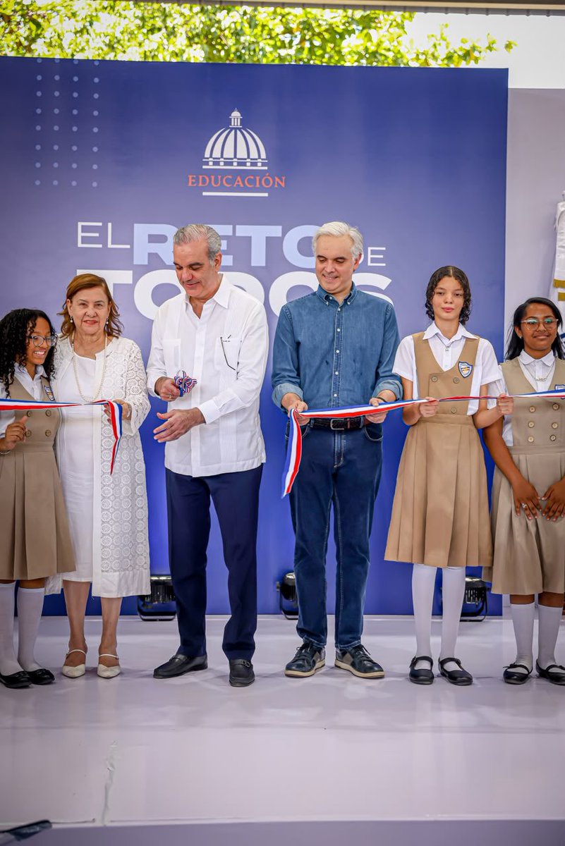 EducacionRDo's tweet photo. ¡Por más espacios de recreación deportiva🏁! 

Hoy, La Vega📍 recibió del presidente de la República 🇩🇴, @luisabinader, y del ministro de Educación, Luis Miguel De Camps (@LMDeCamps), el #TechadodeCancha 🏀 en el Politécnico Mercedes Morel, donde más de 600 niños y adolescentes serán beneficiados. 

Asimismo, entregaron la Estancia Infantil La Arboleda, que impactará a más de 200 niños y niñas de las comunidades de Villa Rosa, El Tanque, La Cigua y Los Cocos.