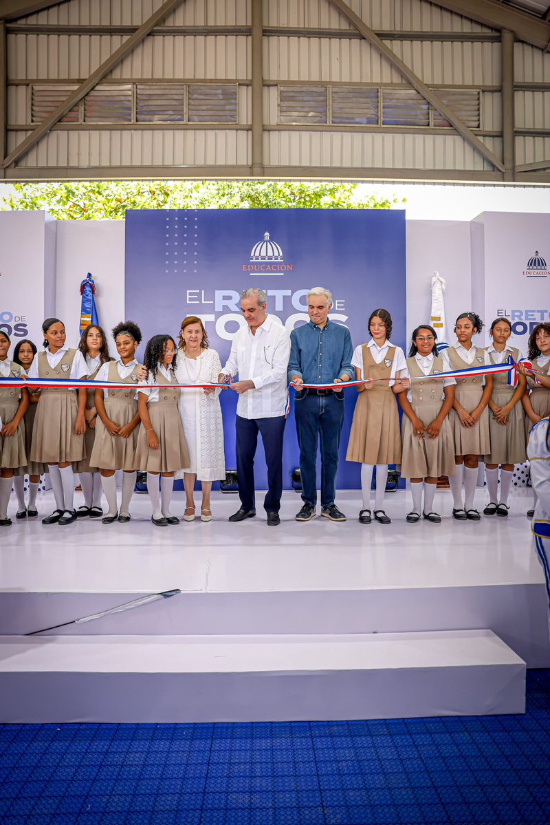 EducacionRDo's tweet photo. ¡Por más espacios de recreación deportiva🏁! 

Hoy, La Vega📍 recibió del presidente de la República 🇩🇴, @luisabinader, y del ministro de Educación, Luis Miguel De Camps (@LMDeCamps), el #TechadodeCancha 🏀 en el Politécnico Mercedes Morel, donde más de 600 niños y adolescentes serán beneficiados. 

Asimismo, entregaron la Estancia Infantil La Arboleda, que impactará a más de 200 niños y niñas de las comunidades de Villa Rosa, El Tanque, La Cigua y Los Cocos.
