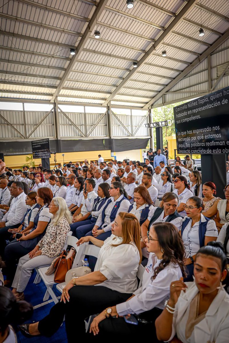 EducacionRDo's tweet photo. ¡Por más espacios de recreación deportiva🏁! 

Hoy, La Vega📍 recibió del presidente de la República 🇩🇴, @luisabinader, y del ministro de Educación, Luis Miguel De Camps (@LMDeCamps), el #TechadodeCancha 🏀 en el Politécnico Mercedes Morel, donde más de 600 niños y adolescentes serán beneficiados. 

Asimismo, entregaron la Estancia Infantil La Arboleda, que impactará a más de 200 niños y niñas de las comunidades de Villa Rosa, El Tanque, La Cigua y Los Cocos.