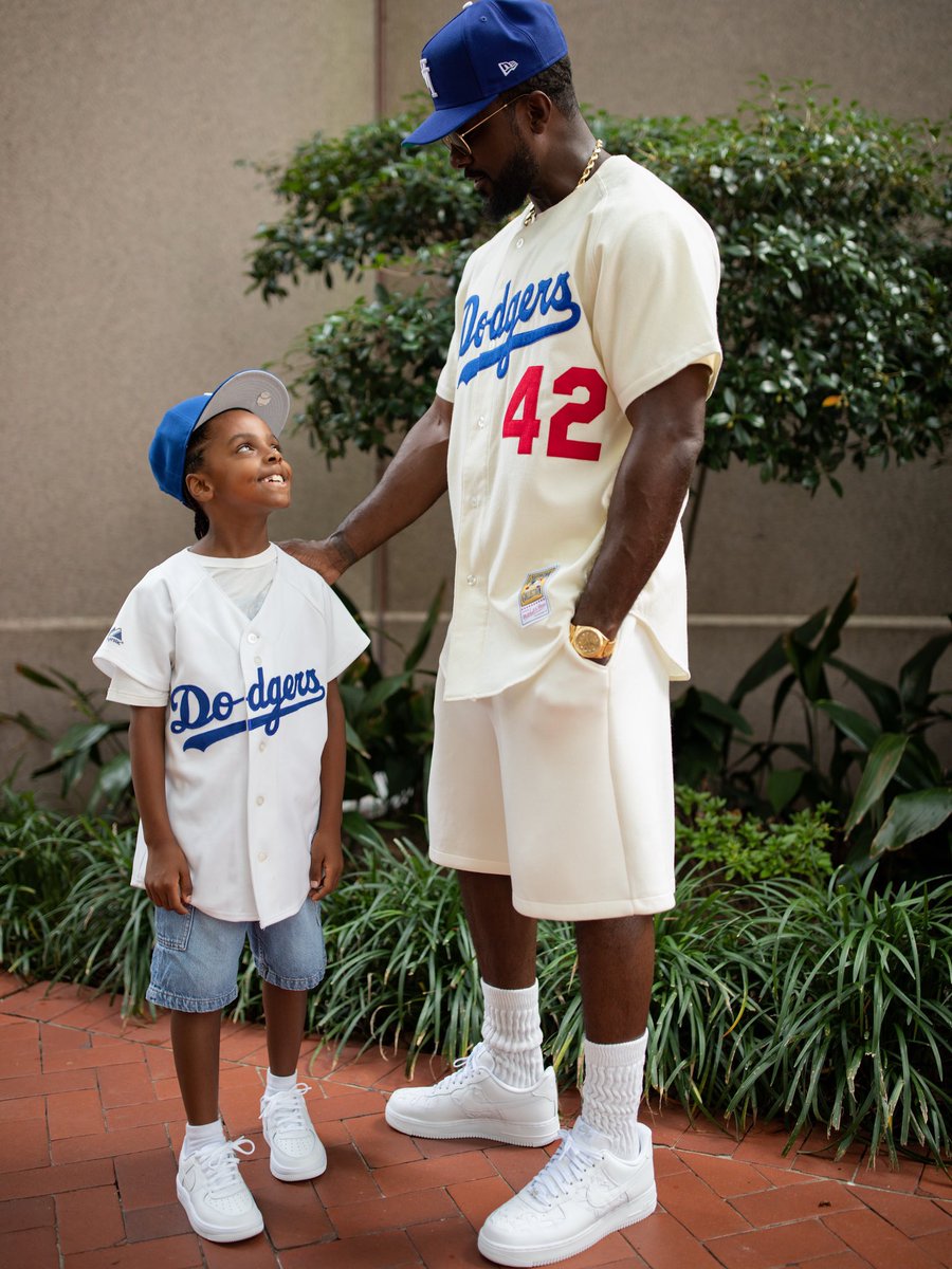 wavecheckers's tweet photo. Lance Gross out with his son ⚾️💙 https://t.co/p14RISFHvy