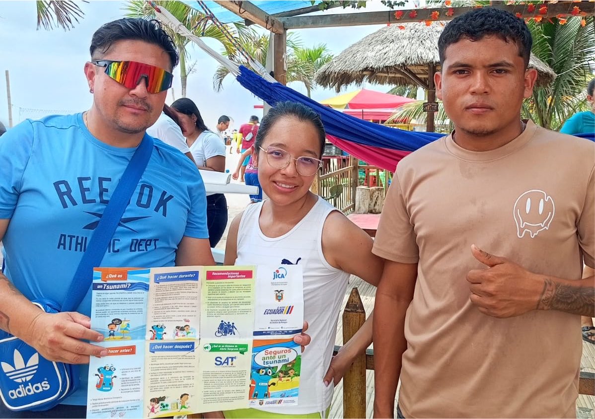 Riesgos_Ec's tweet photo. 📍#Esmeraldas | Playa de Atacames

Como parte de su agenda en Jóvenes en Acción, la secretaria nacional de Gestión de Riesgos, @CaroLozanoHaro , acompañó la jornada de sensibilización sobre rutas de evacuación y zonas seguras, fortaleciendo la cultura de prevención. https://t.co/FUuGPfwup9