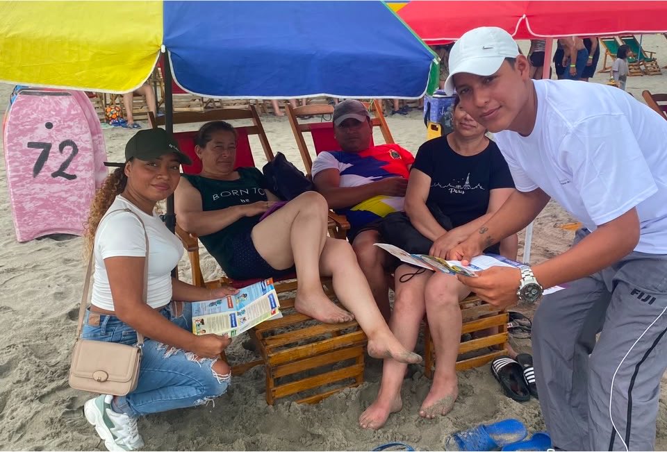 Riesgos_Ec's tweet photo. 📍#Esmeraldas | Playa de Atacames

Como parte de su agenda en Jóvenes en Acción, la secretaria nacional de Gestión de Riesgos, @CaroLozanoHaro , acompañó la jornada de sensibilización sobre rutas de evacuación y zonas seguras, fortaleciendo la cultura de prevención. https://t.co/FUuGPfwup9
