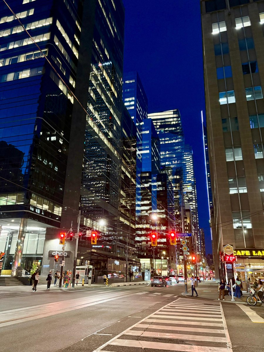 Melody7444's tweet photo. Just enjoying the city's night vibe. ✨ https://t.co/Hj5aLkkyT1