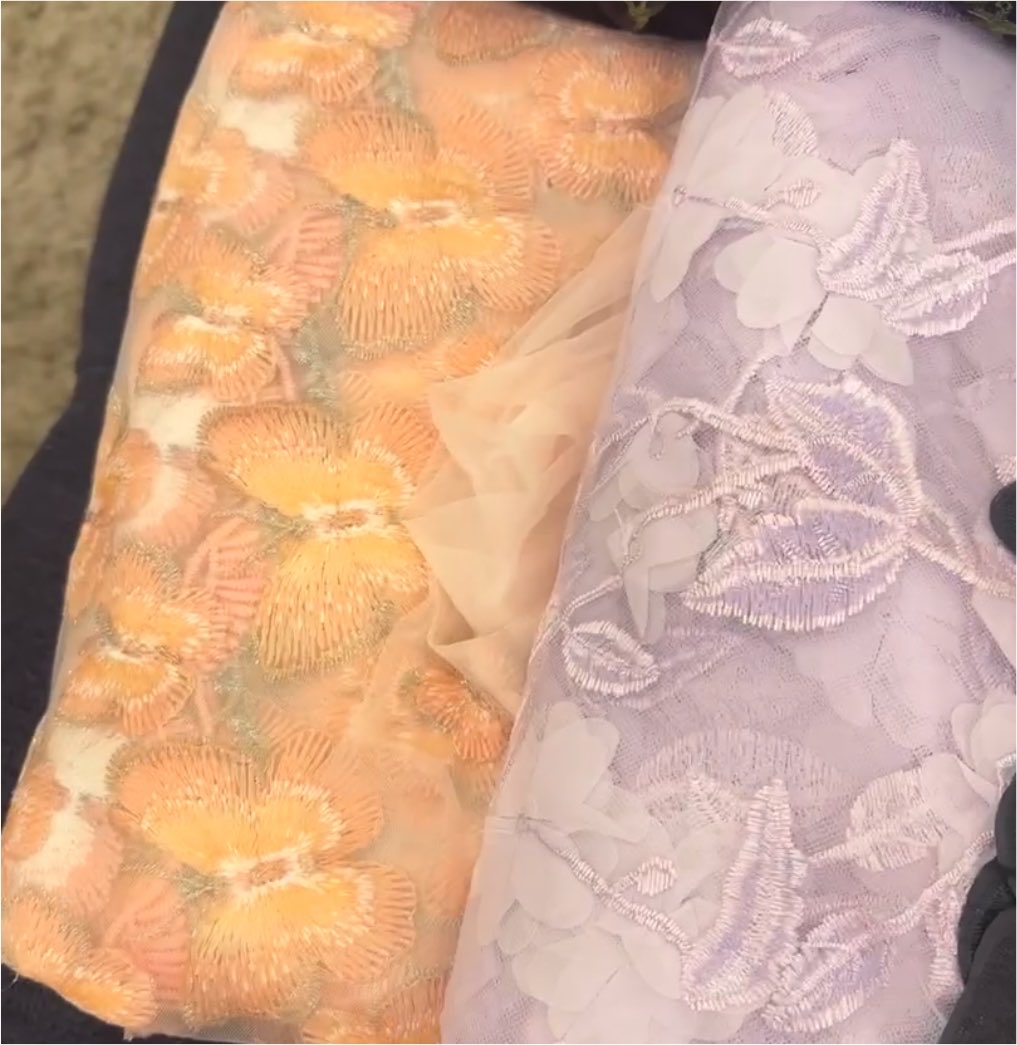 PSP1024daifuku's tweet photo. そして「輪廻る」のMVも公開されましたね🕒✩
MVラストの衣装は私がアメリカで買ってきた衣装生地を使っていただきました……メンバーカラーのお花や蝶が編み込まれたものがいっぱいありましたので…
いつか使ってもらおうと潜ませていました。それが輪廻るでございました。個人的にはラストにすごいグッときてしまいました。