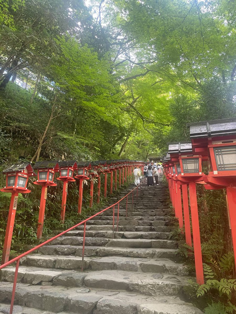 gto2002's tweet photo. オープンキャンパスのあと、せっかくなので貴船神社まで足を伸ばしてきました⛩️✨
青もみじと朱塗りの灯篭、綺麗な七夕飾りに囲まれて涼やかな空気感が最高
清流の音を聞きながら、息子の合格と良縁をしっかり祈願🙏
最高の寄り道になりました

​#貴船神社 #京都観光 #青もみじ #合格祈願 #高校生パパ https://t.co/LvyZE17THR
