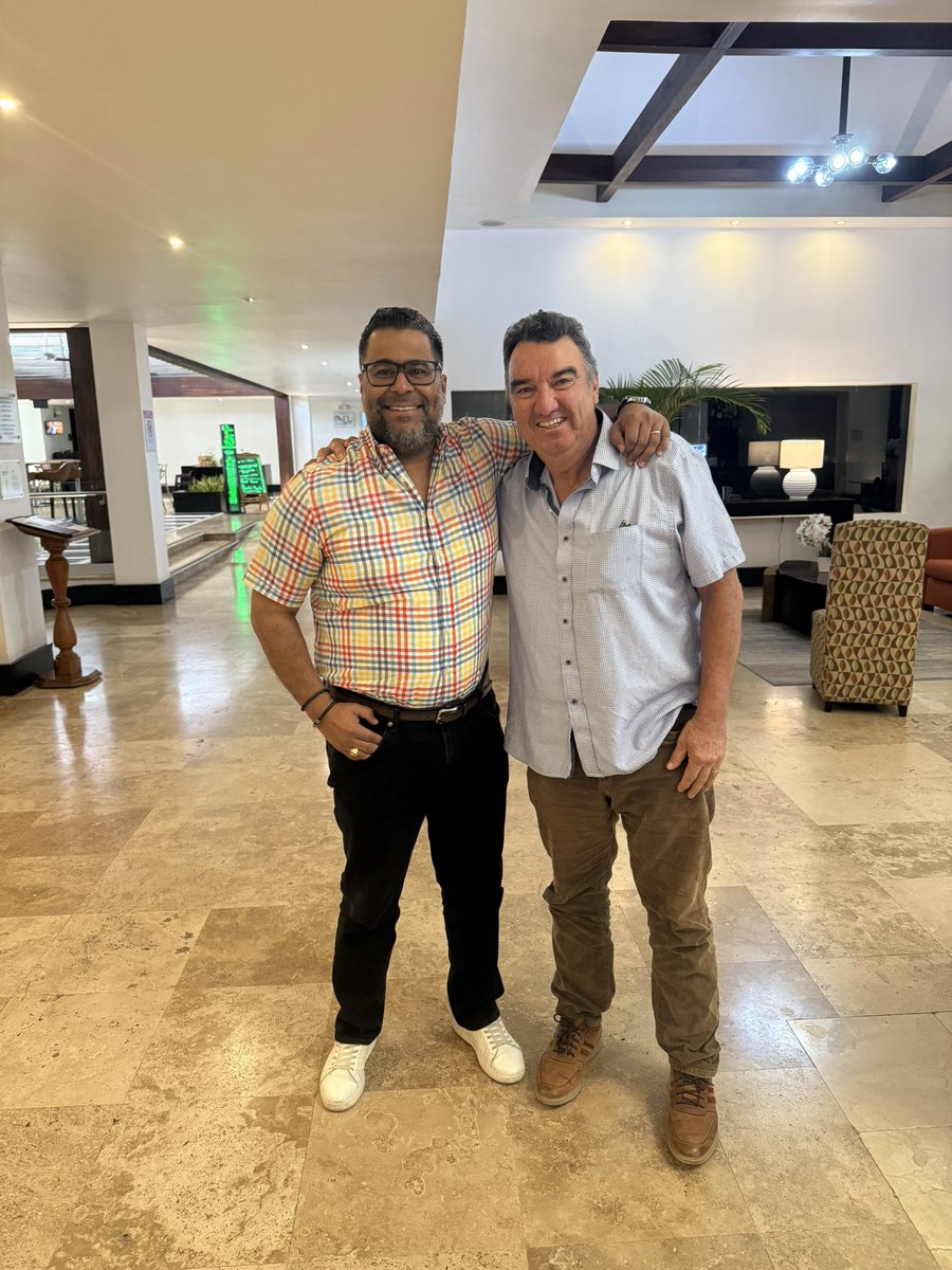 FranklinRod77's tweet photo. SAN JOSÉ, COSTA RICA:

En 2007 fui invitado al Programa de DESARROLLO NACIONAL por el Gobierno de TAIWÁN 🇹🇼 (en esos momentos teníamos relaciones Diplomáticas), y allí conocí al valorado y buen amigo de Costa Rica @beismau, Odontólogo y promotor del Béisbol en CR.

Casi 20 años después nos volvemos a ver, y conversar de aquella maravillosa experiencia que reunió a más de 40 jóvenes Latinoamericanos, en la que todas y todos son ciudadanos de bien y productivos en sus respectivos Países.

👉 PARA RECORDAR 👈

Al llegar como Secretario/MINISTRO de la Juventud, le solicitamos al Gobierno de TAIWÁN, que nos facilitara ese Programa para las/los Jóvenes Dominicanos, petición que fue acogida con un grupo de 32 cada año. Luego fue aumentando a 3 grupos de 35 por año, logrando enviar casi 300 jóvenes de todo el País con todos los gastos pagos por el Gobierno de Taiwán 🇹🇼.

👉👉 LUEGO 👈👈

En Octubre del 2011 para los festejos de los 100 años, viajé en la Comisión Oficial de nuestro País encabezada por el entonces Vicepresidente @RafaelFAdC, allí aproveché para hablar con el Presidente Ma Ying-jeou, a quien le solicité que nos otorgara 6 Grupos más (3 para el área AGRÍCOLA, 2 TECNOLÓGICA y 1 de DESARROLLO NACIONAL). El mismo prometió evaluar la solicitud y que me respondería.

No habíamos bien llegado a RD, cuando ya el Presidente Ma nos había aprobado al 100% nuestra solicitud, que permitiría el envío cada año de 105 Jóvenes del área AGRÍCOLA, 70 del área TECNOLÓGICA y 35 al de DESARROLLO NACIONAL. Serían 210 más los 105 que ya teníamos, en total 315 jóvenes, técnicos, Académicos y otros cada año con todos los gastos pagos por Taiwán.

👉METODOLOGÍA DE ESCOGENCIA👈

Firmamos con todas las UNIVERSIDADES DEL PAÍS que impartían las carreras vinculadas al área AGRÍCOLA y de TECNOLOGÍAS, para que ellos escogieran al y la MEJOR ESTUDIANTE de cada Trimestre, Cuatrimestre o Semestre sean esos que fueran como un incentivo a su desempeño.

Siempre PUENTE, Nunca MURO.

DAT