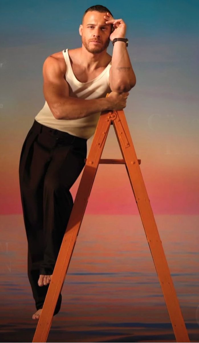 Vnia50926678's tweet photo. It’s absolutely stunning this photo!

Starting with the bare feet, the relaxed pose, the clean and laid-back look, and that piercing, beautiful gaze Kerem has.

The concept of the photo is simply perfect!
It’s enchanting!
It’s captivating!

It has sex appeal... but with class and elegance.
🔥

#KeremBürsin 
@KeremBursin 
@esquireturkiye