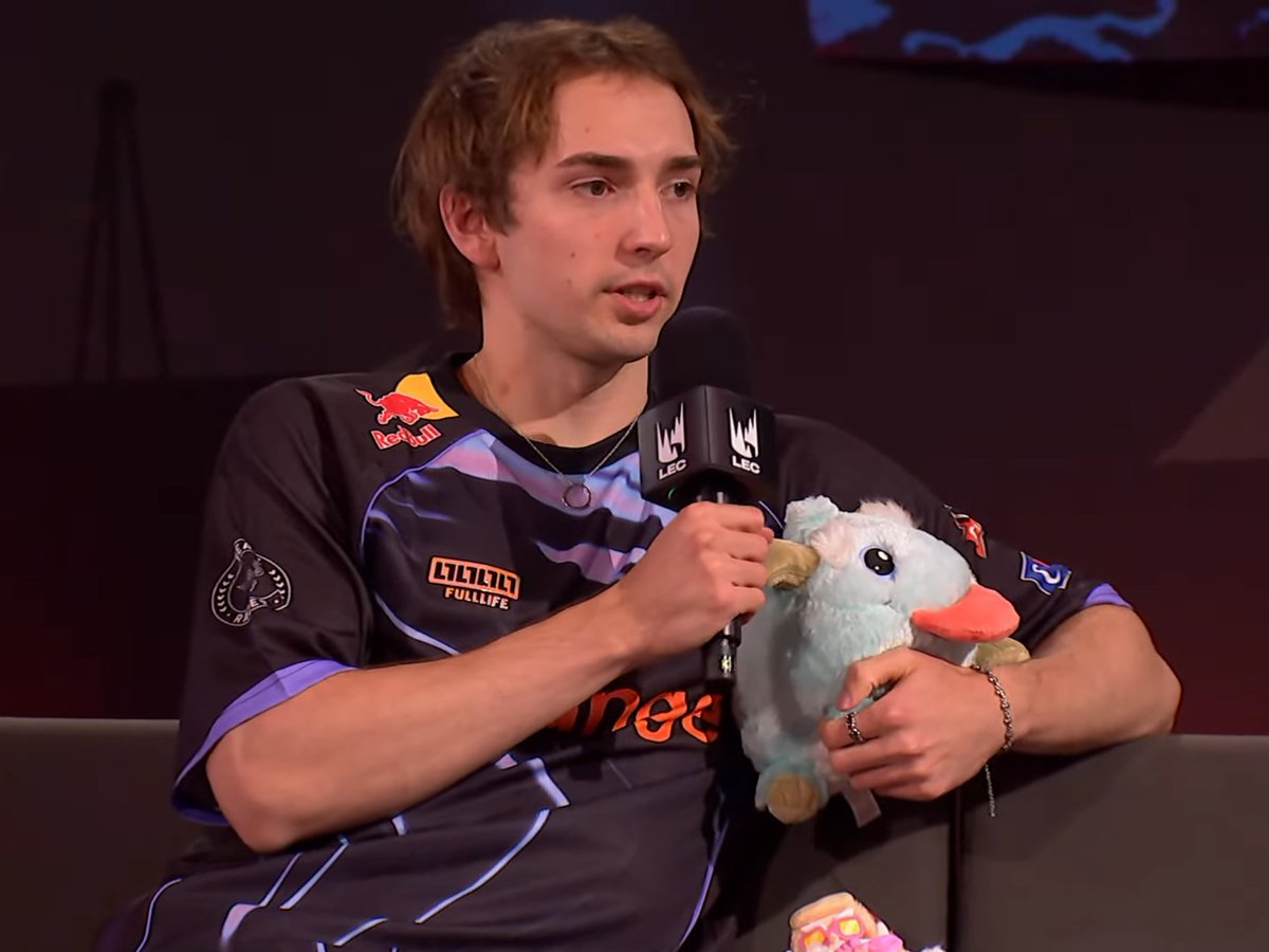 LEC's tweet photo. he looks like someone who'd feed the poro 🍪 https://t.co/4iysPgB7Cm