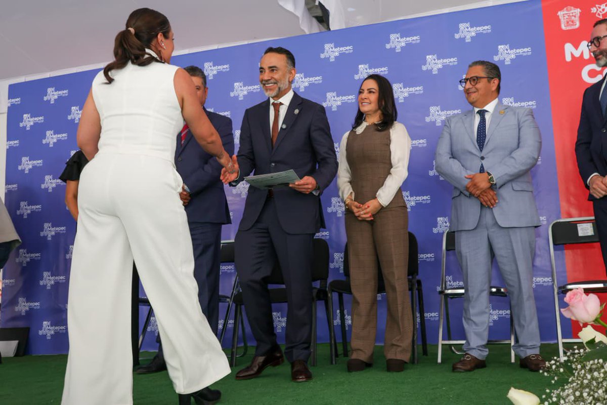 FerFlores_Emp's tweet photo. Hoy, acompañado de mi esposa Iraí, nos dio muchísimo gusto ser parte de un día muy especial para más de cien parejas que se dieron el sí y comenzaron una nueva historia juntos, aquí, en el corazón de Metepec 💍

Nos llena de alegría ver cómo nacen nuevas familias con tanto amor, ilusión y compromiso.

¡Les deseamos una vida llena de momentos felices, respeto y mucho amor! Gracias por permitirnos acompañarlos en este gran día. 
¡Muchas felicidades! 👏🏼👏🏼

#MatrimoniosColectivos #Metepec #CiudadanoGobernando