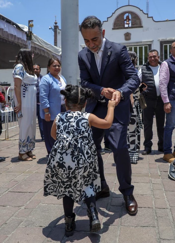 FerFlores_Emp's tweet photo. Hoy, acompañado de mi esposa Iraí, nos dio muchísimo gusto ser parte de un día muy especial para más de cien parejas que se dieron el sí y comenzaron una nueva historia juntos, aquí, en el corazón de Metepec 💍

Nos llena de alegría ver cómo nacen nuevas familias con tanto amor, ilusión y compromiso.

¡Les deseamos una vida llena de momentos felices, respeto y mucho amor! Gracias por permitirnos acompañarlos en este gran día. 
¡Muchas felicidades! 👏🏼👏🏼

#MatrimoniosColectivos #Metepec #CiudadanoGobernando