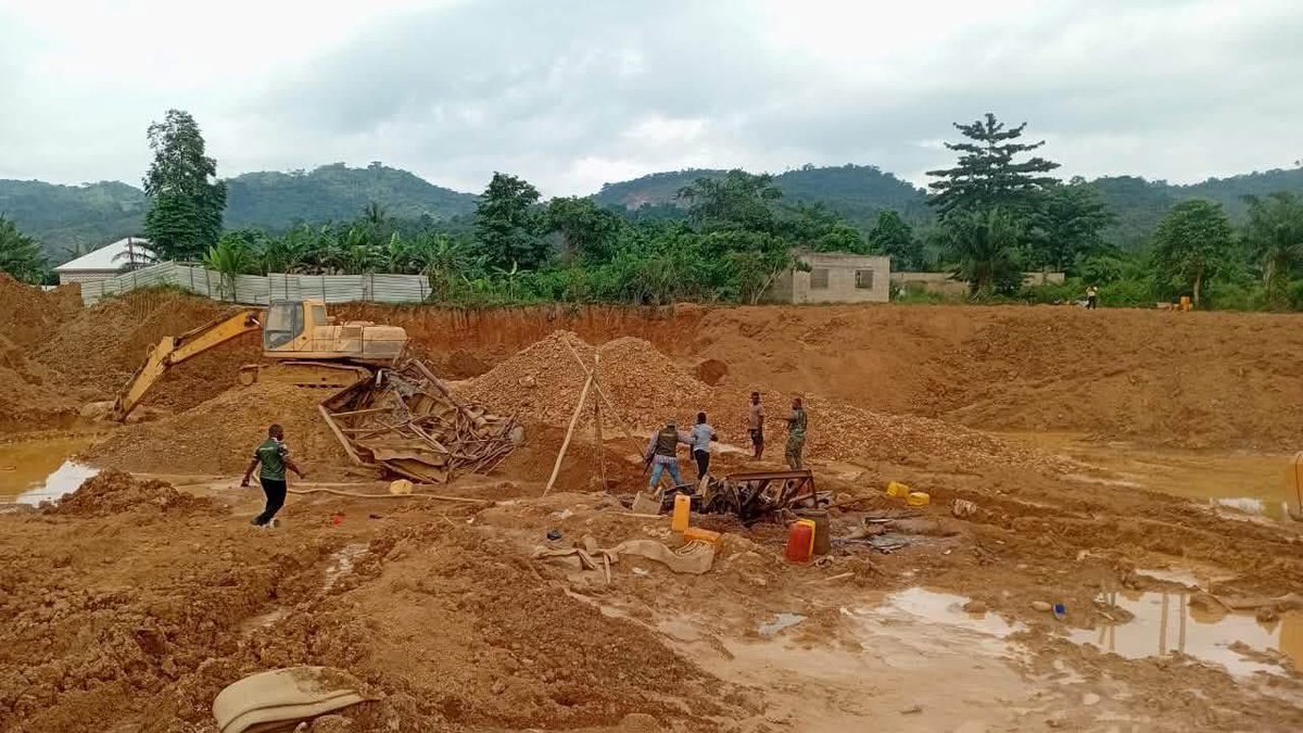 DrAmoakohene's tweet photo. Following a whistleblower report, a team comprising of NIAMOS, National Security, 4 BN and Obuasi Police arrested 15 suspected illegal miners, mining close to the Sanso Methodist Primary and JHS. Three (3) excavators were consfiscated and others destroyed. https://t.co/6MnYzJzaUb