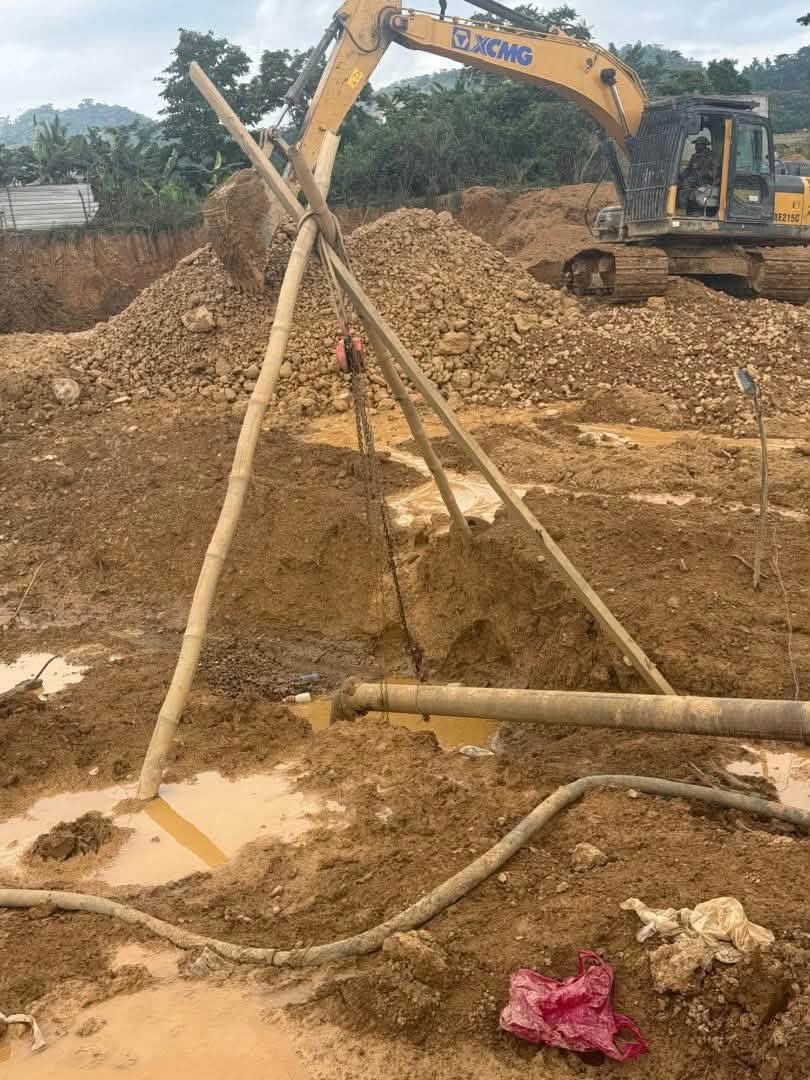 DrAmoakohene's tweet photo. Following a whistleblower report, a team comprising of NIAMOS, National Security, 4 BN and Obuasi Police arrested 15 suspected illegal miners, mining close to the Sanso Methodist Primary and JHS. Three (3) excavators were consfiscated and others destroyed. https://t.co/6MnYzJzaUb