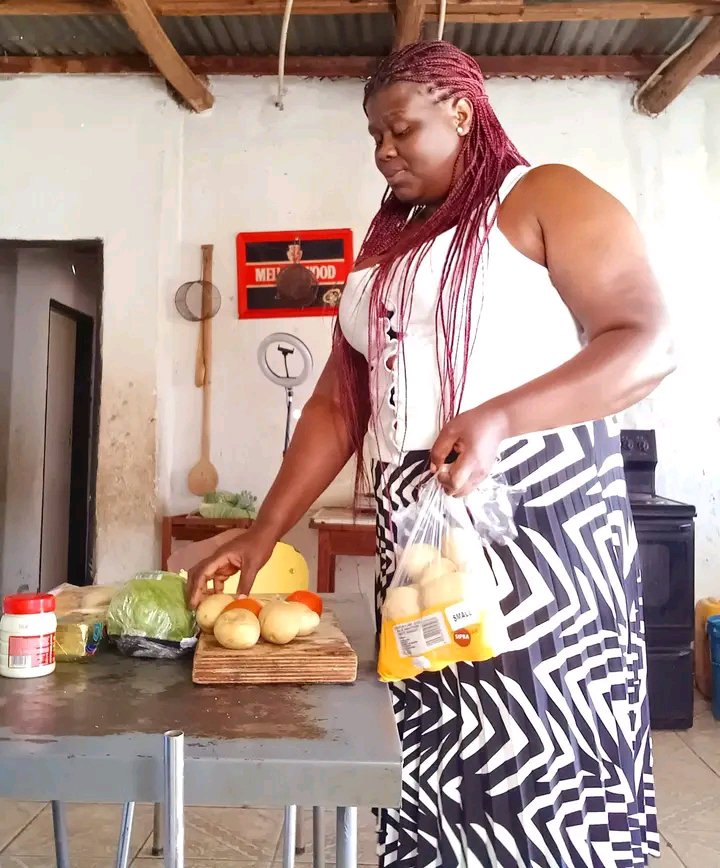 Trevor_sidogi's tweet photo. The mother makes 🍔 burgers for her children at home ♥️ https://t.co/t7ugANWPRO