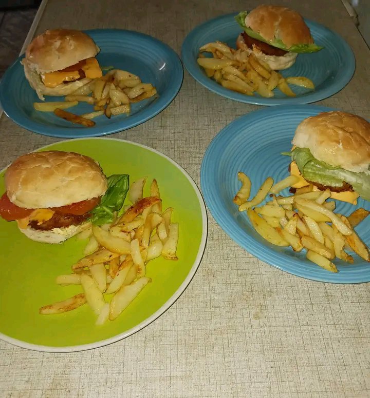 Trevor_sidogi's tweet photo. The mother makes 🍔 burgers for her children at home ♥️ https://t.co/t7ugANWPRO