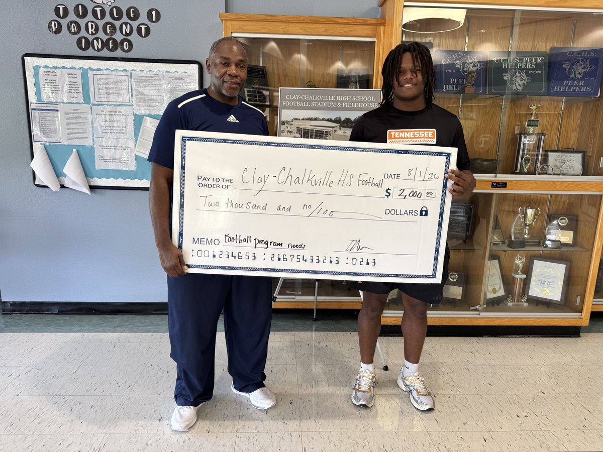 CCHSfootbal's tweet photo. Clay Chalkville Football wants to say thank you to a former Cougar @TevisMetcalf for giving back to the program . Your generosity and support means more than you know, and we’re truly grateful . We wish you nothing but success this season 🐾 #BigClay #COE #FAMILY https://t.co/sn9uRhpZrh