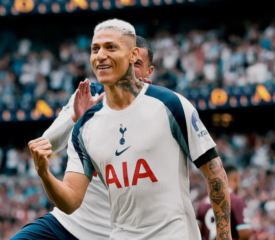 diegonalinha's tweet photo. 🚨 RICHARLISON QUER SAIR DO TOTTENHAM?

Ele decidiu o amistoso contra o Chelsea (2 a 1), mas De Zerbi revelou: “Às vezes quer ficar, às vezes sair. Não entendo.”

No último ano de contrato, vê os Spurs investirem e ainda mirarem Savinho e Gakpo.

Qual seria o destino ideal? https://t.co/RrfpGrBwh9