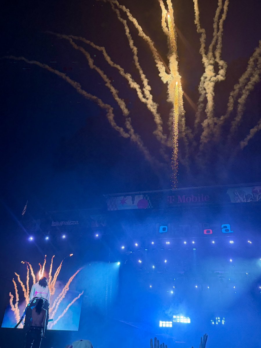 ameliabiIity's tweet photo. These photos I got of Lorde looking at the fireworks… chills https://t.co/OtyKwlYirJ