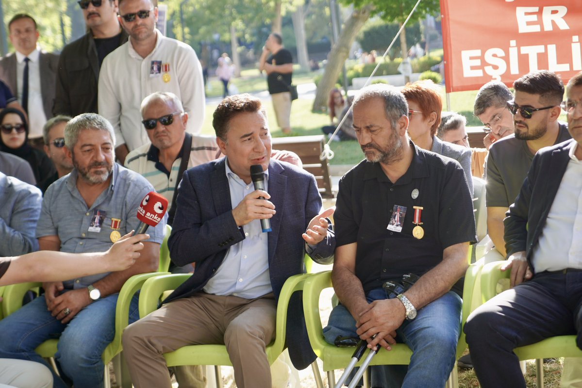 devaankarada's tweet photo. Bugün Güvenpark’ta “Er Şehit Aileleri ve Er Gazileri”nin eşitlik hakkı mücadelelerine destek için oradaydık.

Genel Başkanımız Sn. Ali Babacan, Ankara Milletvekilimiz Sn. Sadullah Ergin ve Sn. İdris Şahin, Adana Mv. Sn. Sadullah Kısacık, Yeni Yol Grup Başkanı Sn. Mehmet Emin Ekmen, Genel Başkan Yardımcımız Sn. Yusuf Türkmen, Ankara İl Başkanımız Sn. Elçin Gülören, Halkla İlişkiler Başkan Yardımcımız Sn. Hanefi Özhan, Yeni Yol kurucularından Sn. Fatma Beslen, ilçe başkanlarımız ve teşkilatlarımızla yanlarında olduğumuzu, mücadelelerinin takipçisi olacağımız sözünü verdik.

Güvenpark’ta eyleme katılan, rahatsızlanarak memleketine götürülürken vefat eden er gazi Erdal Özdemir’e Allah’tan rahmet; yakınlarına ve sevenlerine sabırlar dileriz.

Vatanımız için canını ve bedenini siper eden kahraman er gazilerimizin ve aziz şehitlerimizin ailelerinin haklı mücadelesinde sonuna kadar yanlarındayız. Adalet ve eşitlik sağlanana dek seslerine ses olmaya devam edeceğiz.