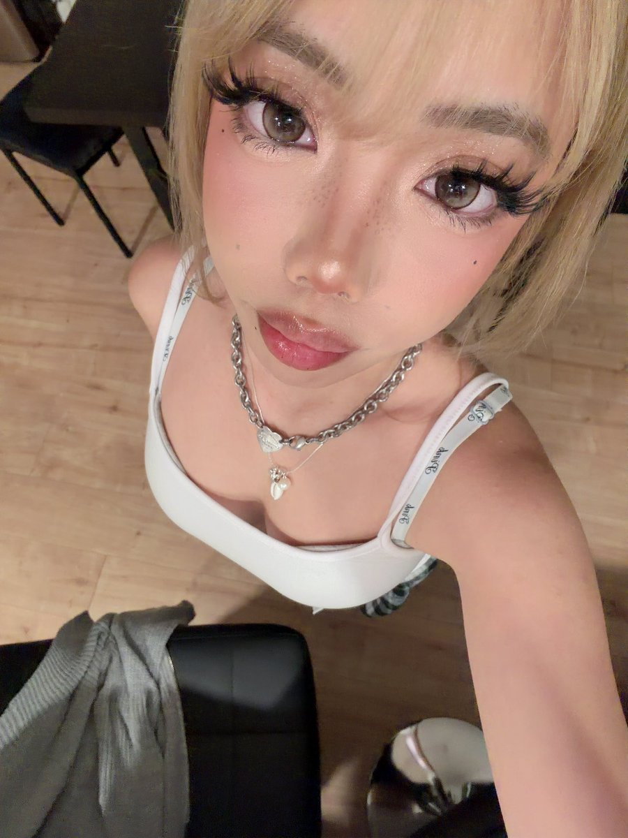 lluvense's tweet photo. nb posting me today so https://t.co/bamekXnW20