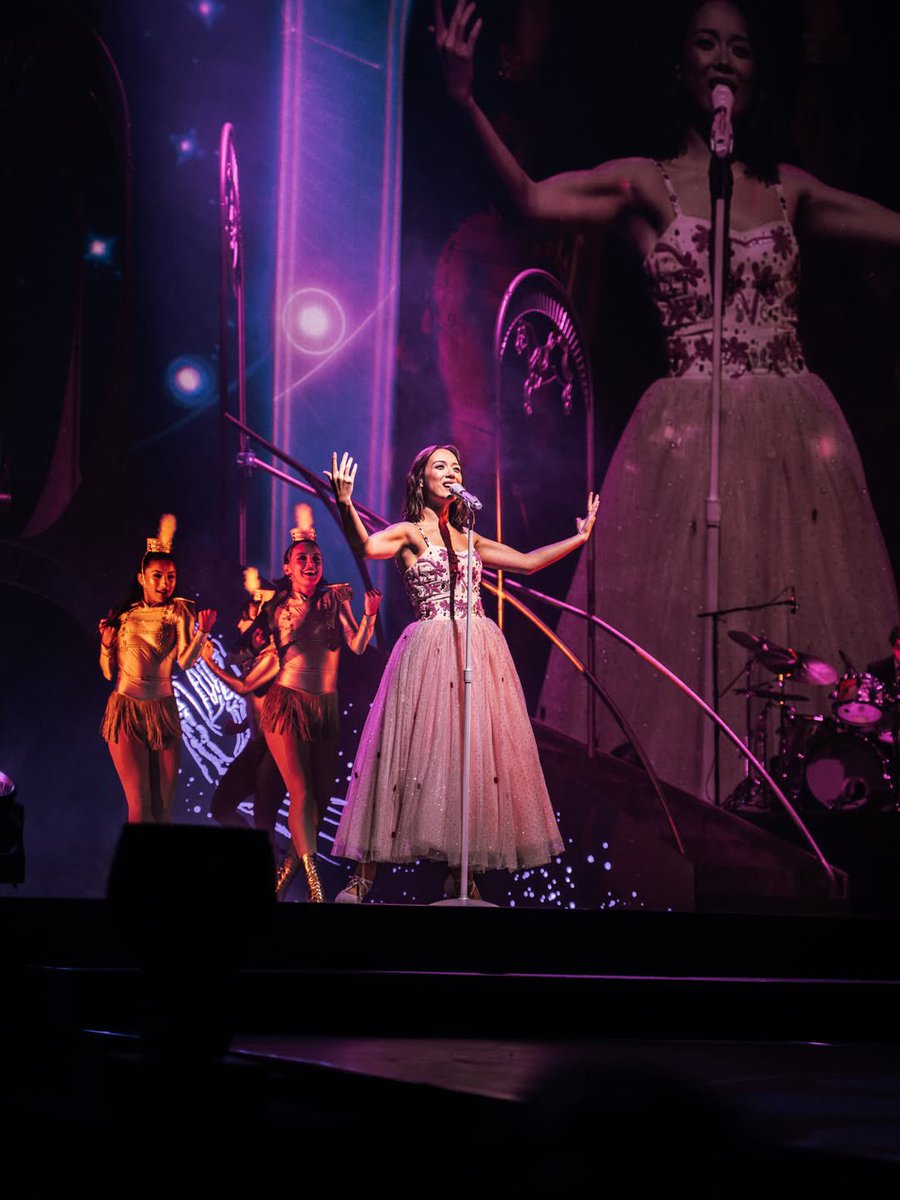 lauversdiscord's tweet photo. laufey looking enchanting last night in melbourne!! https://t.co/68kzy9vZ7E
