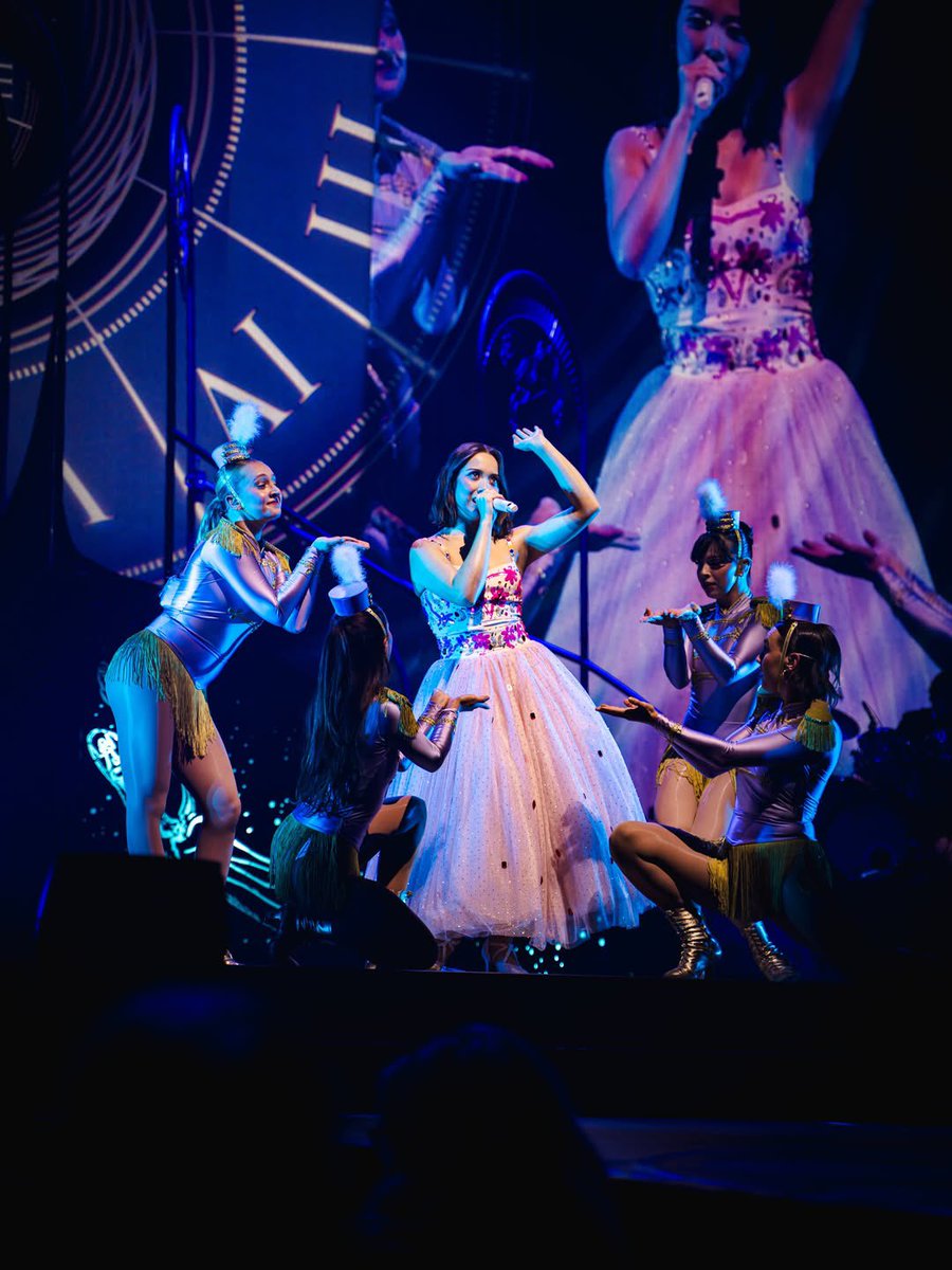 lauversdiscord's tweet photo. laufey looking enchanting last night in melbourne!! https://t.co/68kzy9vZ7E