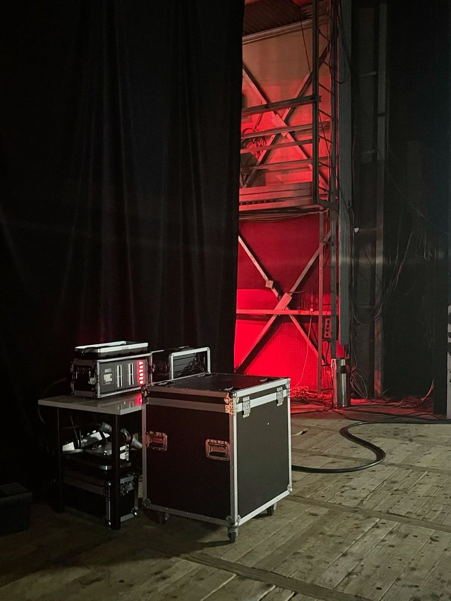 Stellarpny's tweet photo. being on stage for the first time feels so weird 😭😭 https://t.co/C4vxmcoyzP