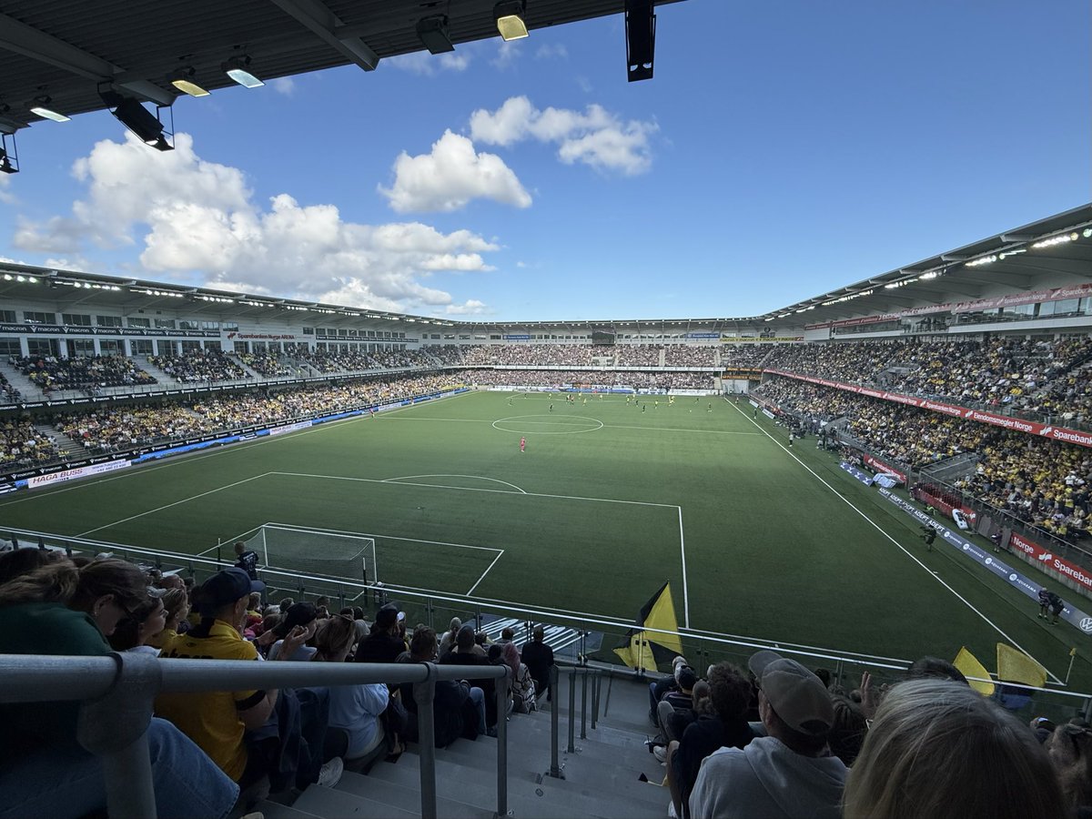 salvis206's tweet photo. Moro med fullsatt Sør Arena (ja, jeg kommer alltid til å bare kalle det dét, akkurat som med Twitter). Langt ifra en 0-3 kamp, men #ikstart kunne jo spilt til i morra uten å score mål. Segberg & Ugland, dere er mennesker, men herlighed for noen naud dere er! On to the next one… https://t.co/DUTdU7YxCu