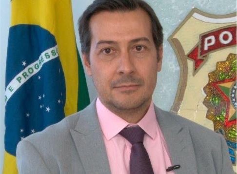 esiodelima's tweet photo. As teias do bolsonarismo na PF: Thiago Marcantonio Ferreira, o delegado que agora tenta prender Lulinha, é braço direito e amigo íntimo de André Mendonça. No Ministério da Justiça, ele comandou órgão secreto acusado de promover um verdadeiro "gabinete de vigilância". https://t.co/aap600h9KN