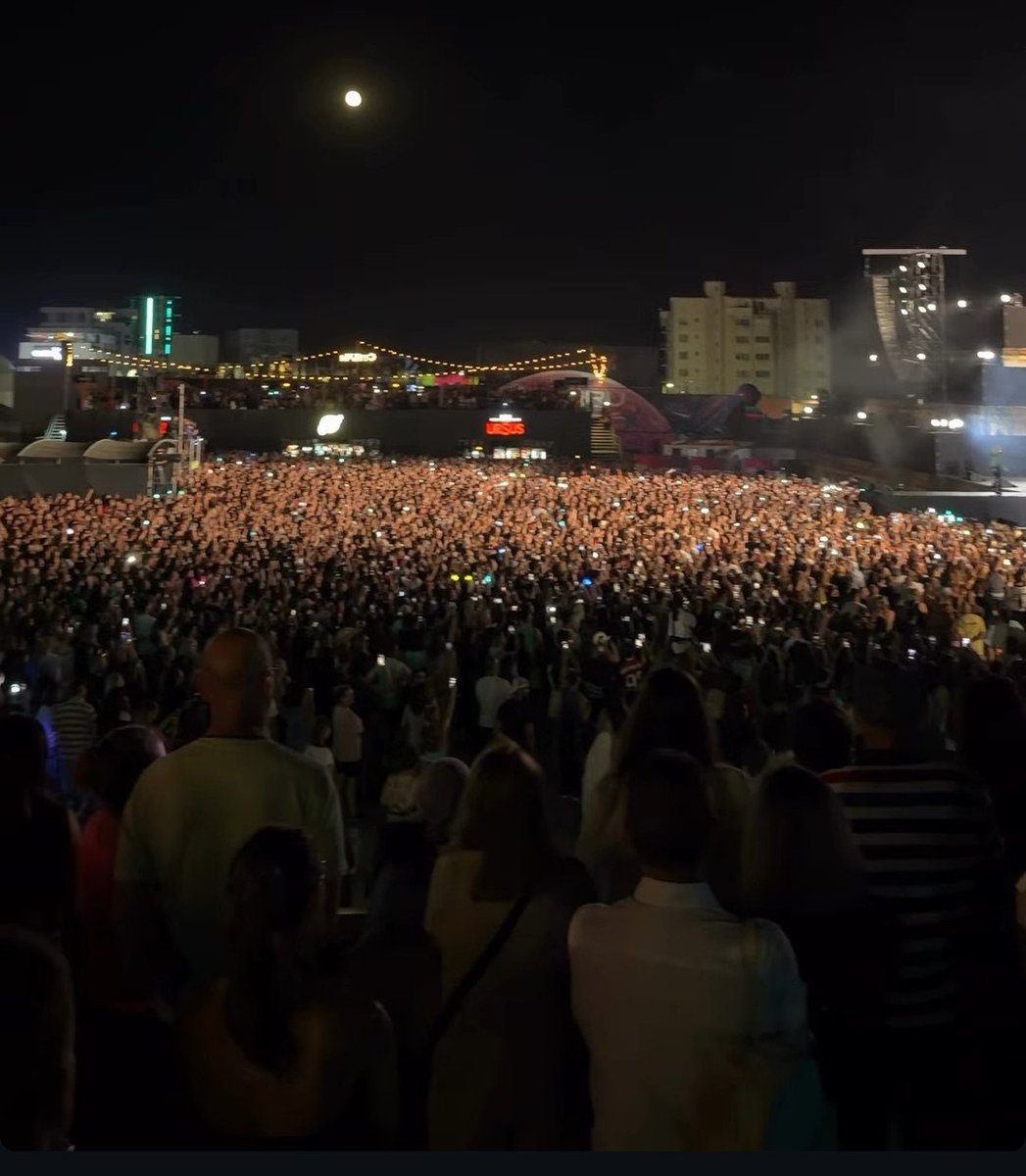 meowqxng's tweet photo. The crowd for taemin omg https://t.co/FSen0cZ556