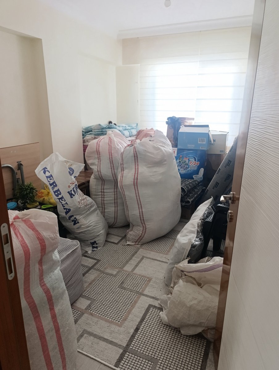 Sp_Esraa's tweet photo. Reisim sonunda evden atılıyoruz ve ben hala size sesimi duyurmaya çalışıyorum biliyorum ki ancak sizin sayenizde bu zor günlerimiz biter acil desteğinize ihtiyacımız var reisimiz🇹🇷🙏 Allah sizden razı olsun reis baba🙏🇹🇷 @sedat_peker #sedatpeker https://t.co/1y4oxJ5gDv