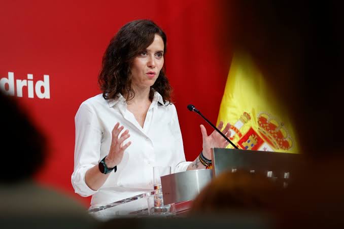 Nachinho__'s tweet photo. @CuleDeChamberi Una hablando y el otro dejando entrar en españa a 60k ilegales, con su mano derecha e izquierda en la cárcel, dejando hundirse a valencia entera, con un hermano que no sabe dónde trabaja y una mujer que está más investigada que la tuya, espabila subnromal que así es muy fácil!! https://t.co/B8Rrb8cTNg