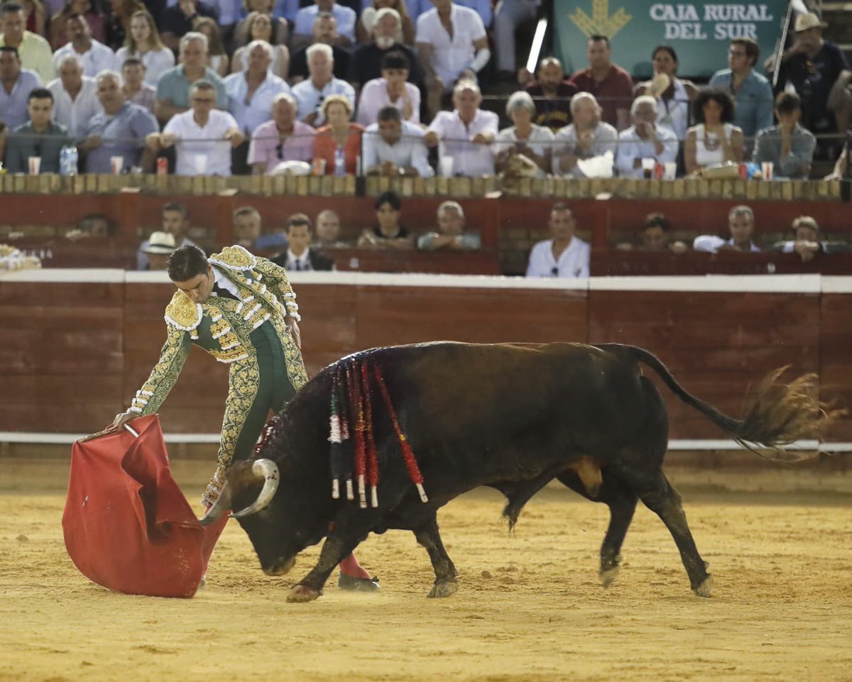 InfoMAPerera's tweet photo. 𝗢𝗥𝗘𝗝𝗔 en el cuarto toro de la tarde en 📍Huelva. 🦾

#perera #pasion https://t.co/OmLTU0djHF