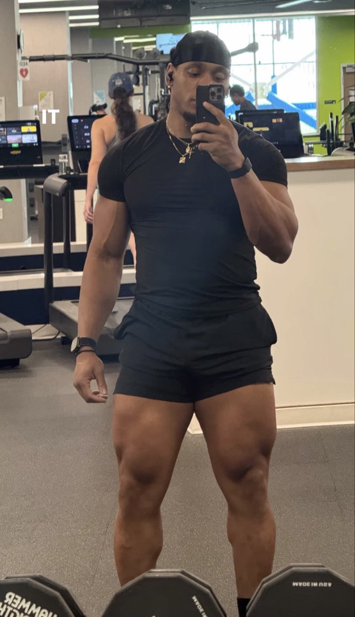 PayTheHeist's tweet photo. Ah sh— here we go again, leg day. https://t.co/XjRyN88kY2