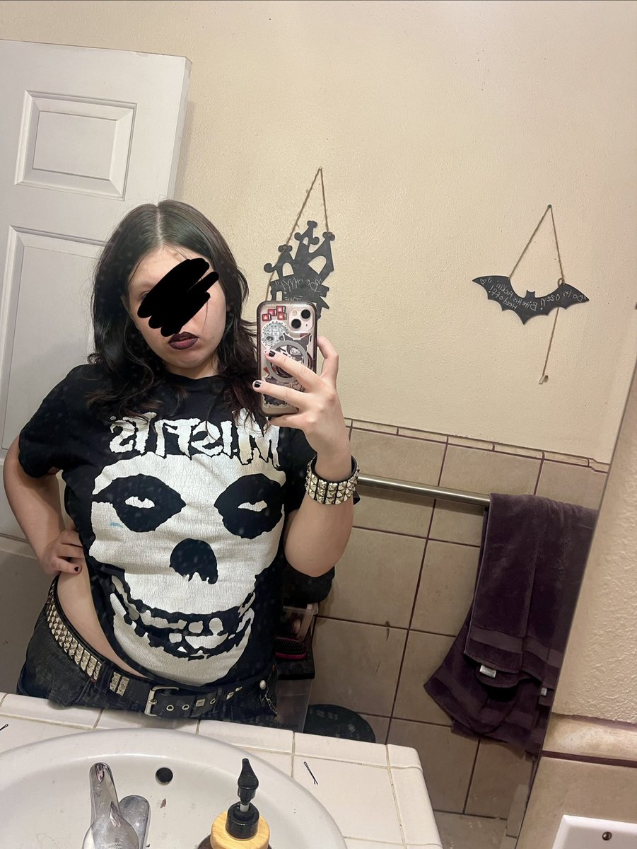 pixelbloodbathh's tweet photo. #promotwt ⊹ #moothunt #vrcnsfw #vrchat 

looking for moots?!?!!♡ 

 ✞ Emma | 20!! 
 ✞ she/her 
 ✞ Horror | gaming | music | stoner 
 ✞ Gym rat 🎧
 ✞ emo/goth 🦇
 ✞ 20+ !! ONLY MDNI!!!! 

✮ ↻ / ♡︎ moots! https://t.co/6b2Z84uZBv