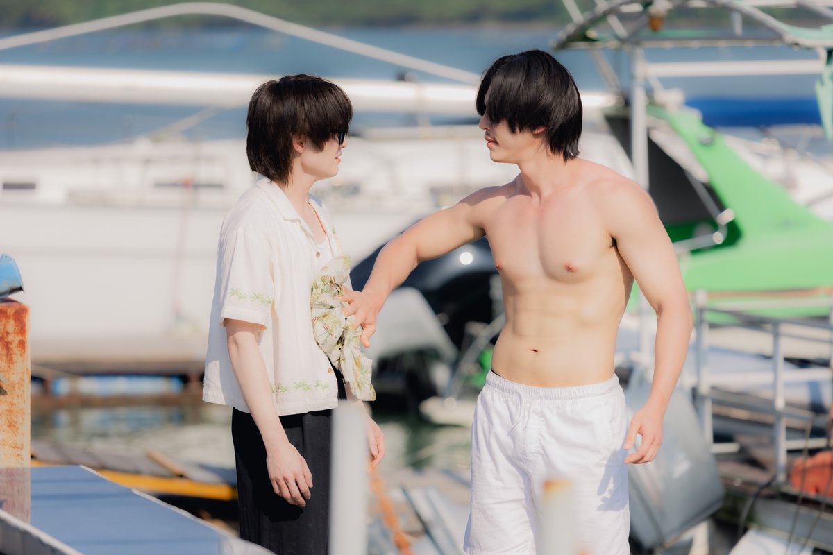YourThirdSeries's tweet photo. เรื่องย่อ ที่สามของเธอ EP.2

หลังตามหาจนเจอ “คุณสาม” ที่เกาะพะงัน “แจม” ก็ได้รู้ว่า… ผู้ชายคนนี้ทั้งปากร้าย ดื้อ และเข้าถึงยากสุด ๆ

ภารกิจพาคนกลับบ้าน เลยกลายเป็นสงครามประสาทย่อม ๆ ระหว่างคนหนึ่งที่พยายามหนีทุกอย่าง กับอีกคนที่ทำทุกวิธีให้งานสำเร็จเพื่อรักษาตำแหน่ง “เลขาดีเด่น”

ระหว่างทำภารกิจ “แจม” เจอเรื่องราวแปลก ๆ มากมาย แถมยังถูกพาเข้าไปในอันตรายที่เสี่ยงถึงชีวิต แต่ยิ่งได้อยู่ใกล้กัน “แจม”ก็ยิ่งได้เห็นว่า ภายใต้ท่าทางแข็งกร้าวของ “คุณสาม” นั้น คือหัวใจที่กำลังบอบช้ำอย่างหนัก

ติดตามได้ใน “ที่สามของเธอ EP.2” วันอาทิตย์ที่ 2 สิงหาคมนี้

🍊 รับชม “ที่สามของเธอ Your Third Series” พร้อมกันทุกอาทิตย์ เวลา 22.30 น. ทางช่อง GMM25

🌳 ดูออนไลน์เวอร์ชัน UNCUT เวลา 23.30 น. บนแอป iQIYI และเว็บ https://t.co/chyrFuV4Sh ที่เดียวเท่านั้น : https://t.co/FfNWRjjRPW

#ที่สามของเธอSeries
#YourThirdSeries
#MandeeWork