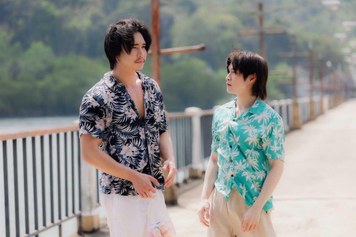 YourThirdSeries's tweet photo. เรื่องย่อ ที่สามของเธอ EP.2

หลังตามหาจนเจอ “คุณสาม” ที่เกาะพะงัน “แจม” ก็ได้รู้ว่า… ผู้ชายคนนี้ทั้งปากร้าย ดื้อ และเข้าถึงยากสุด ๆ

ภารกิจพาคนกลับบ้าน เลยกลายเป็นสงครามประสาทย่อม ๆ ระหว่างคนหนึ่งที่พยายามหนีทุกอย่าง กับอีกคนที่ทำทุกวิธีให้งานสำเร็จเพื่อรักษาตำแหน่ง “เลขาดีเด่น”

ระหว่างทำภารกิจ “แจม” เจอเรื่องราวแปลก ๆ มากมาย แถมยังถูกพาเข้าไปในอันตรายที่เสี่ยงถึงชีวิต แต่ยิ่งได้อยู่ใกล้กัน “แจม”ก็ยิ่งได้เห็นว่า ภายใต้ท่าทางแข็งกร้าวของ “คุณสาม” นั้น คือหัวใจที่กำลังบอบช้ำอย่างหนัก

ติดตามได้ใน “ที่สามของเธอ EP.2” วันอาทิตย์ที่ 2 สิงหาคมนี้

🍊 รับชม “ที่สามของเธอ Your Third Series” พร้อมกันทุกอาทิตย์ เวลา 22.30 น. ทางช่อง GMM25

🌳 ดูออนไลน์เวอร์ชัน UNCUT เวลา 23.30 น. บนแอป iQIYI และเว็บ https://t.co/chyrFuV4Sh ที่เดียวเท่านั้น : https://t.co/FfNWRjjRPW

#ที่สามของเธอSeries
#YourThirdSeries
#MandeeWork