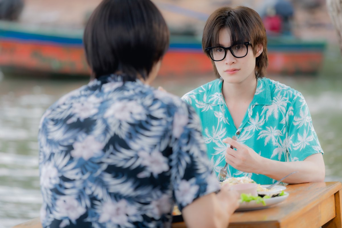 YourThirdSeries's tweet photo. เรื่องย่อ ที่สามของเธอ EP.2

หลังตามหาจนเจอ “คุณสาม” ที่เกาะพะงัน “แจม” ก็ได้รู้ว่า… ผู้ชายคนนี้ทั้งปากร้าย ดื้อ และเข้าถึงยากสุด ๆ

ภารกิจพาคนกลับบ้าน เลยกลายเป็นสงครามประสาทย่อม ๆ ระหว่างคนหนึ่งที่พยายามหนีทุกอย่าง กับอีกคนที่ทำทุกวิธีให้งานสำเร็จเพื่อรักษาตำแหน่ง “เลขาดีเด่น”

ระหว่างทำภารกิจ “แจม” เจอเรื่องราวแปลก ๆ มากมาย แถมยังถูกพาเข้าไปในอันตรายที่เสี่ยงถึงชีวิต แต่ยิ่งได้อยู่ใกล้กัน “แจม”ก็ยิ่งได้เห็นว่า ภายใต้ท่าทางแข็งกร้าวของ “คุณสาม” นั้น คือหัวใจที่กำลังบอบช้ำอย่างหนัก

ติดตามได้ใน “ที่สามของเธอ EP.2” วันอาทิตย์ที่ 2 สิงหาคมนี้

🍊 รับชม “ที่สามของเธอ Your Third Series” พร้อมกันทุกอาทิตย์ เวลา 22.30 น. ทางช่อง GMM25

🌳 ดูออนไลน์เวอร์ชัน UNCUT เวลา 23.30 น. บนแอป iQIYI และเว็บ https://t.co/chyrFuV4Sh ที่เดียวเท่านั้น : https://t.co/FfNWRjjRPW

#ที่สามของเธอSeries
#YourThirdSeries
#MandeeWork