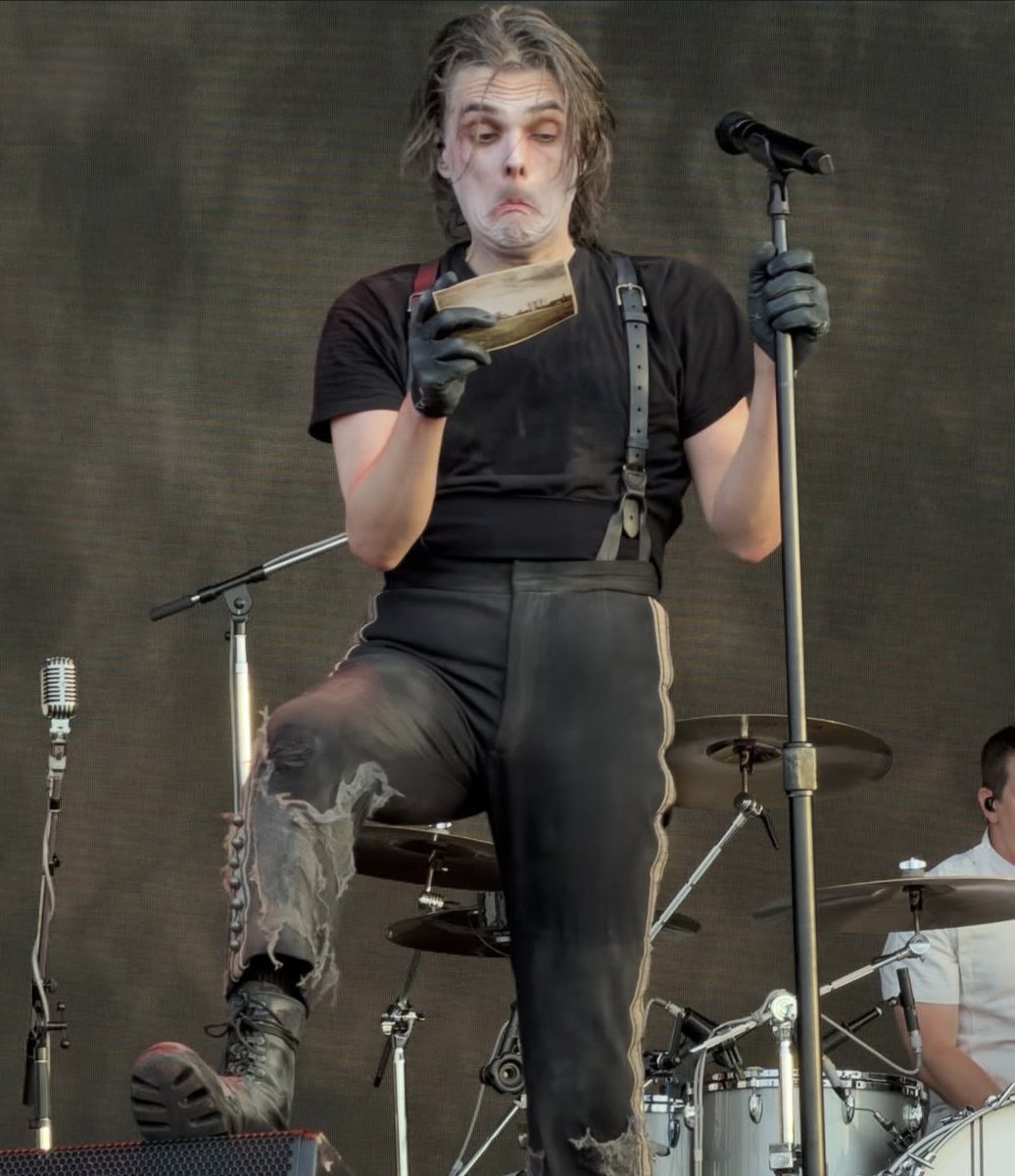 gorebugs's tweet photo. gerard’s face HELP . caught at the Worst moment https://t.co/5G7kVKilUO