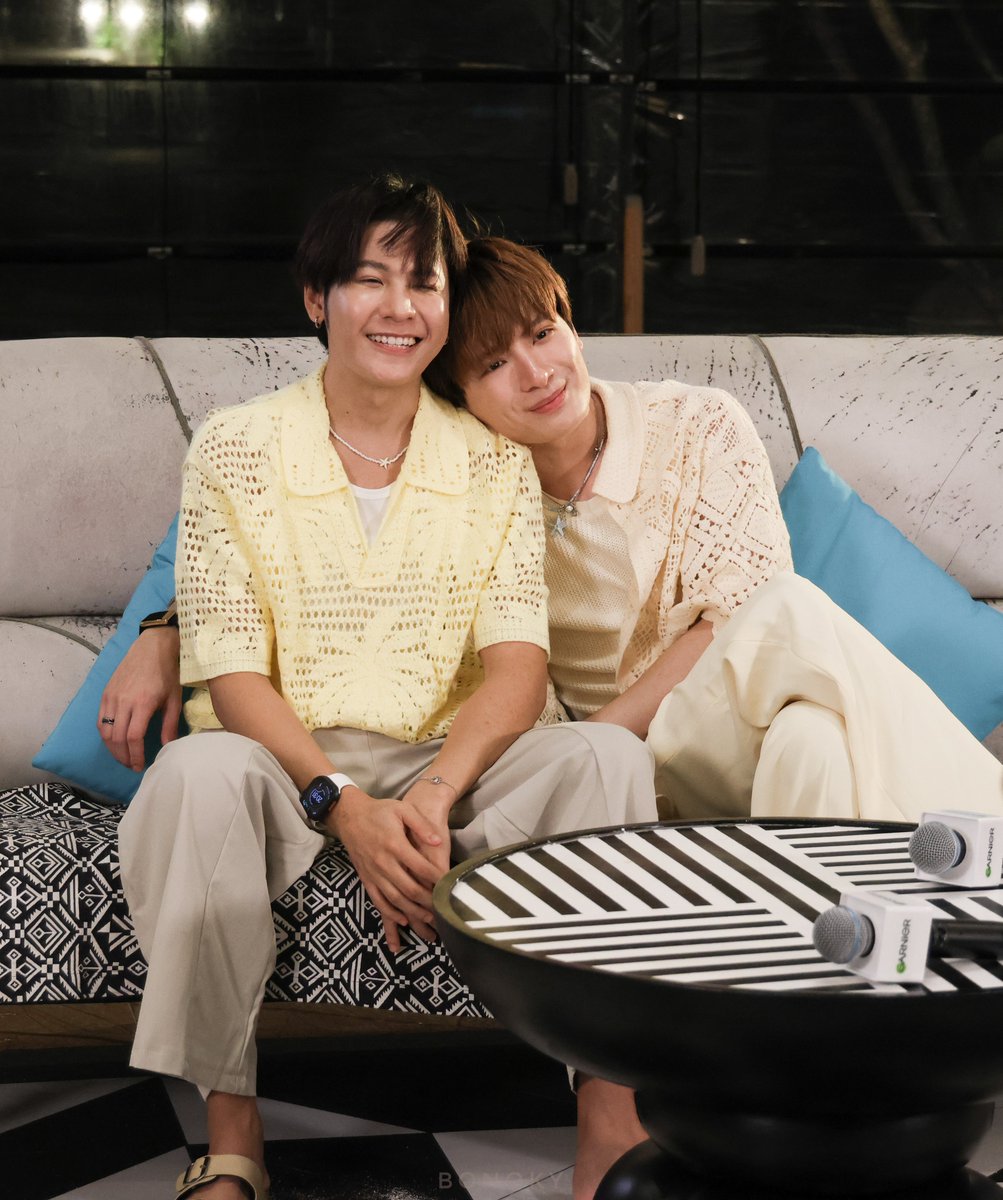 bonoky's tweet photo. เอาแก้มวางไว้ที่ไหล่พี่ ได้เลยจ่ะ
อิจฉาวุ้ย

#GARNIERMOCHIMALDIVESXKRISTSINGTOD2
#คริสสิงโต
1 Aug'26 https://t.co/IehtgxE0qG