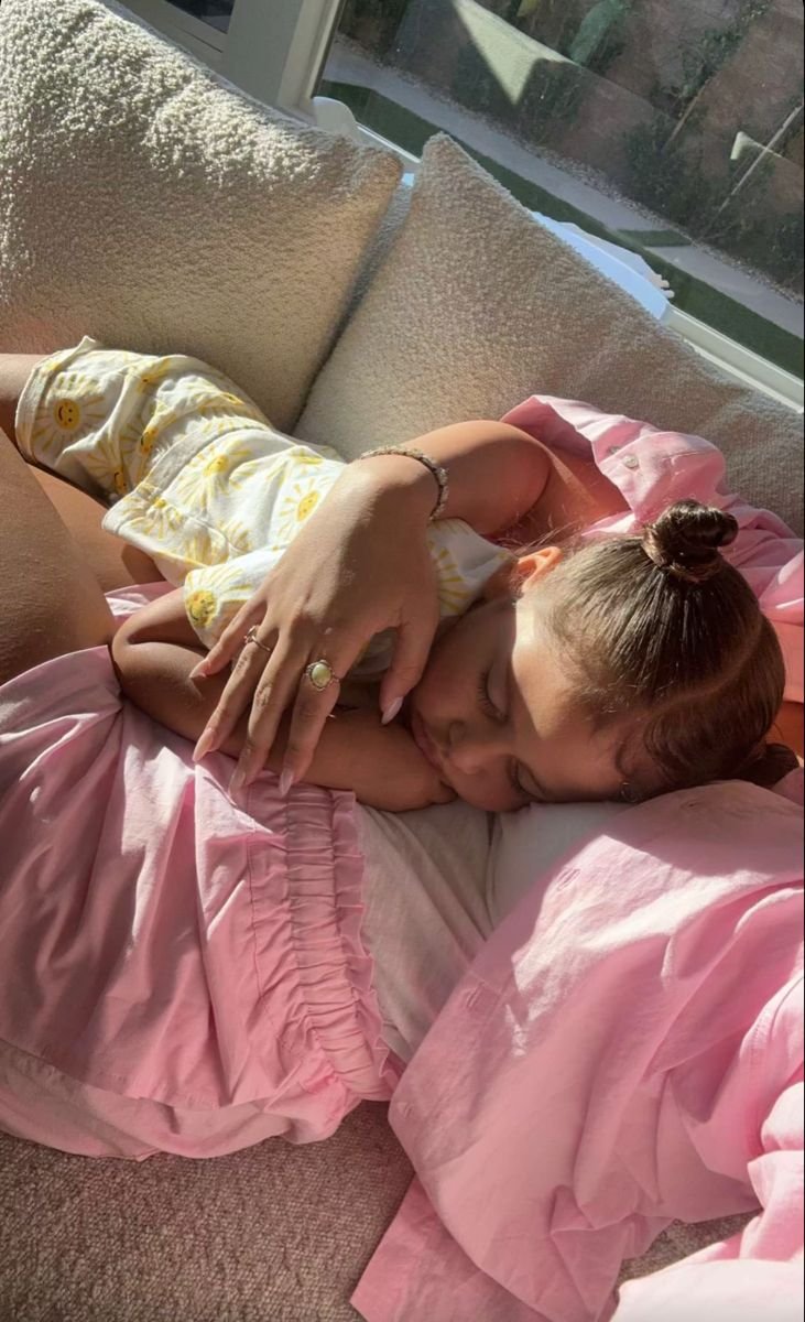 LunaYldz's tweet photo. Dia da minha pequenina, da menina da mamãe 🩷.
Um amor que chega a sair do peito de tão grande que é! hoje fazes aninhos mas sempre vais ser aquela pulguita a correr pela casa para vires buscar uma bolacha ou ate mesmo um pedaço de bolo de chocolate e ficares toda suja.
Amo-te ❤️ https://t.co/x9hDXl12YK
