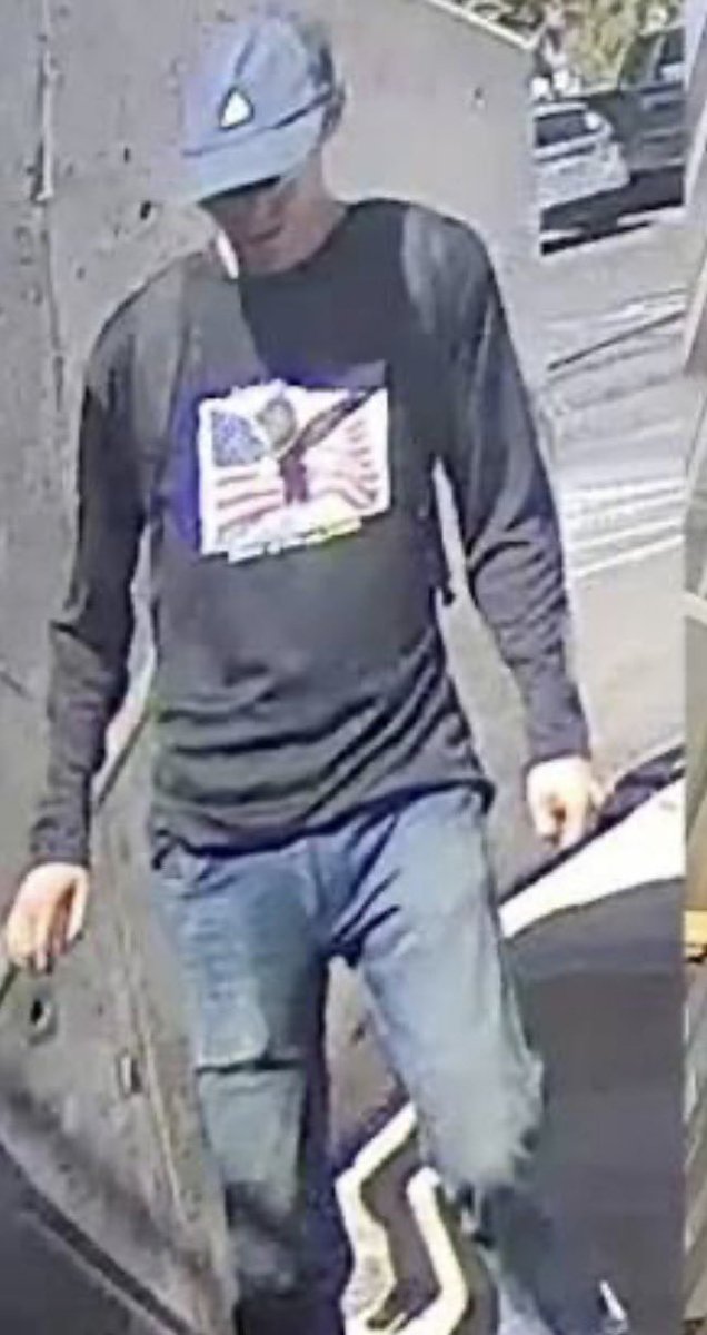 ungovrnable's tweet photo. @RobertMencner @Villgecrazylady Point to the location of the stock, the barrel and scope in this picture. Whatever's in his front right pocket doesn't extend up past his waist or along his torso, so we know it's not the stock or the barrel. https://t.co/9hvm198bNw