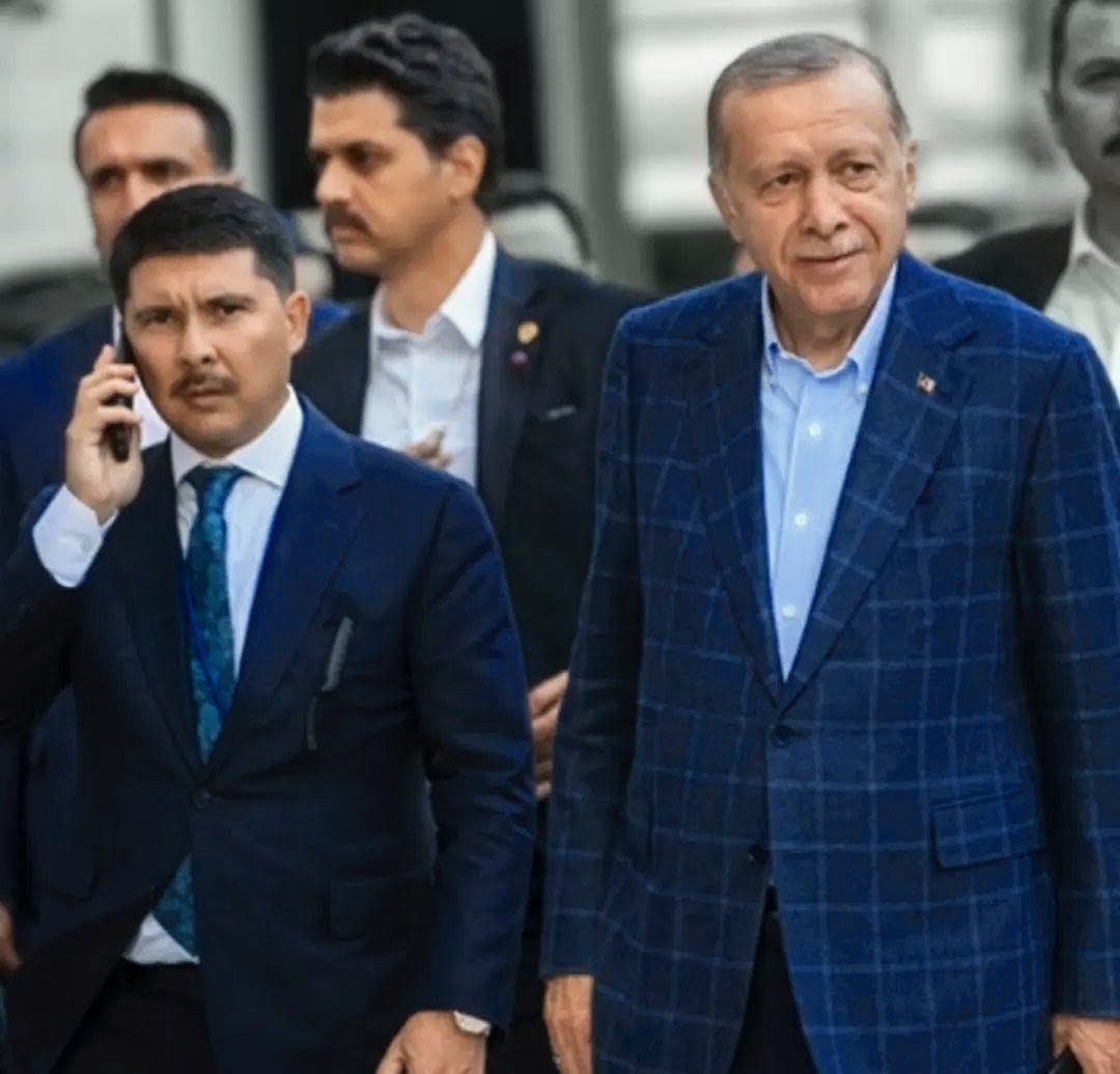 hasandoganfan's tweet photo. Türkiye Yüzyılı Lideri Cumhurbaşkanımız
Recep Tayyip Erdoğan ve
Cumhurbaşkanlığı Özel Kalem Müdürümüz Büyükelçi Hasan Doğan Hocamız.
#BirlikteYürümek
@RTErdogan
@hasandogan https://t.co/9zv2T1u1GJ