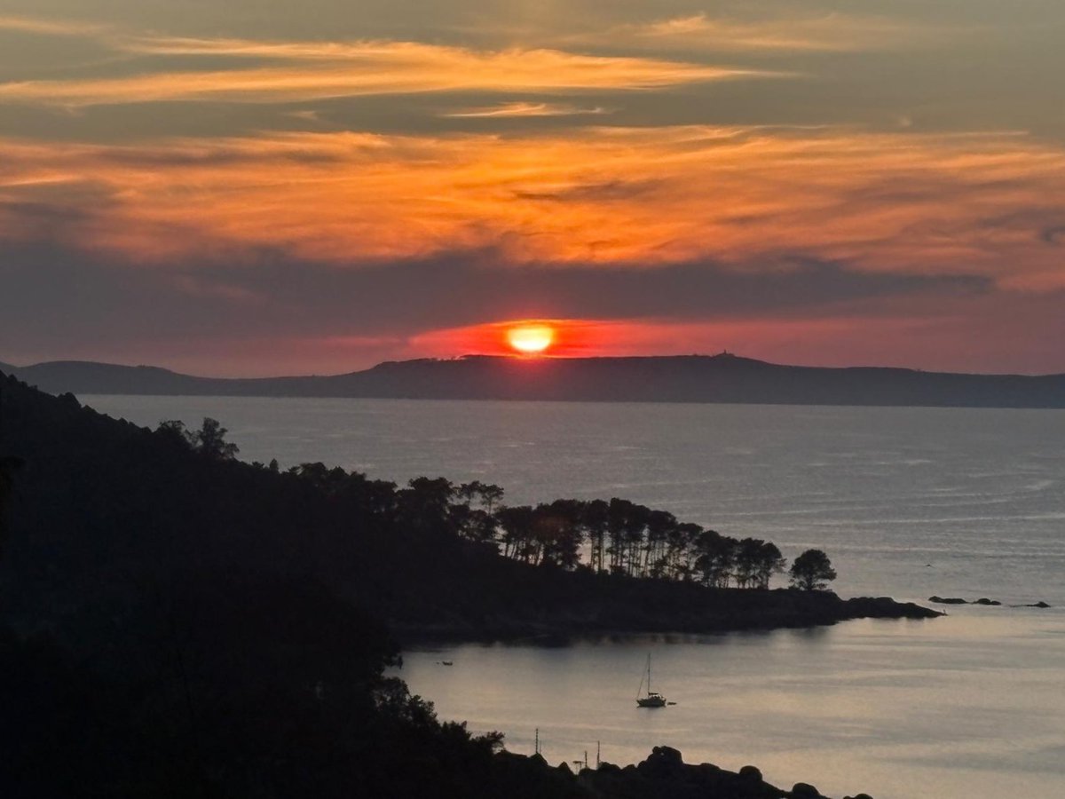 puestadesolvigo's tweet photo. Un espectacular atardecer sobre Ons. 📷Pepe Beluso. https://t.co/D5Vh5ofEfO
