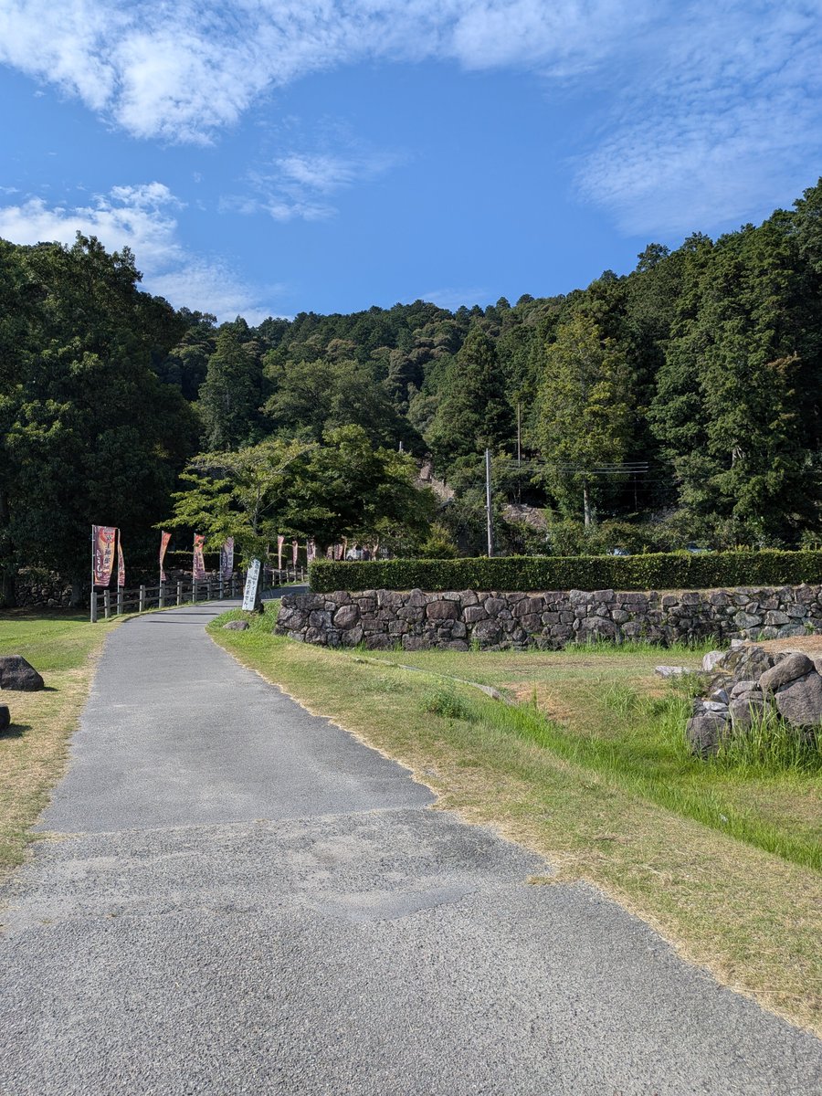 nonotakewalking's tweet photo. 暑い時に、物凄い情熱をもって築かれた安土城跡を訪問。信長の許では暑いなんて言ってはいられない！１時間半あれば散策出来ます。５時には閉まってしまうのでこの時期は3時頃登るのがおすすめです。
#安土城跡　#豊臣兄弟 https://t.co/kvXTJYAbtX