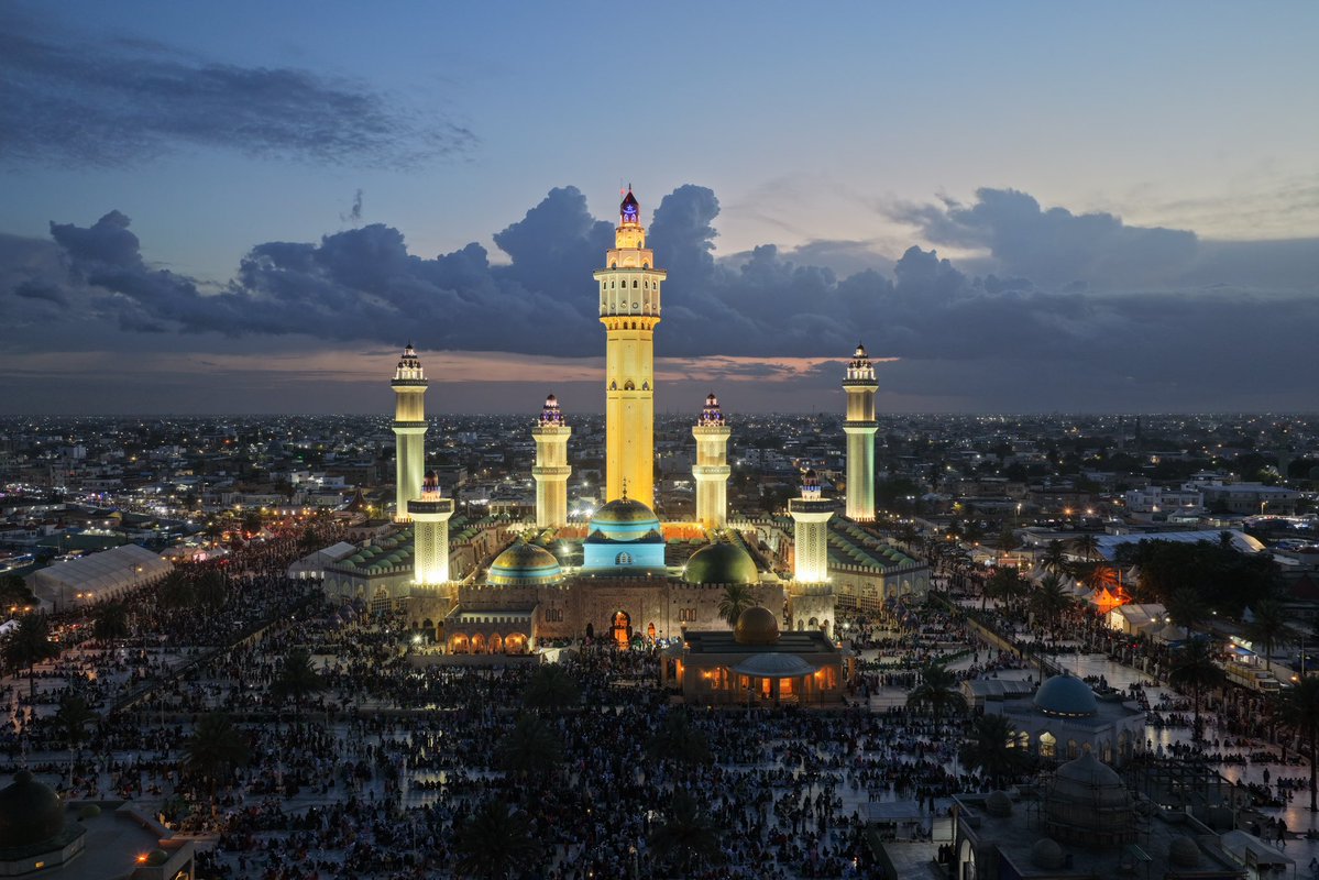 Dr__Drone's tweet photo. 20:02  🕌📿Touba  Mosquée 
‼️Grande affluence
🌤️ Météo : ciel variable, risque de pluies éparses, 26-30°C, humidité élevée, vent modéré

🇸🇳 #Touba #Magal2026
#Minutedronedkr #DroneSenegal https://t.co/5B0yhiU94B