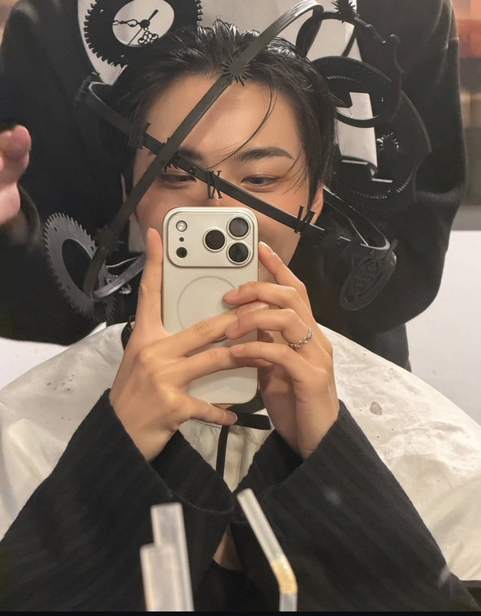 HwaHalaziaa's tweet photo. Hwa's mirror selfies during shoots ☆ https://t.co/XZKm27cHqo